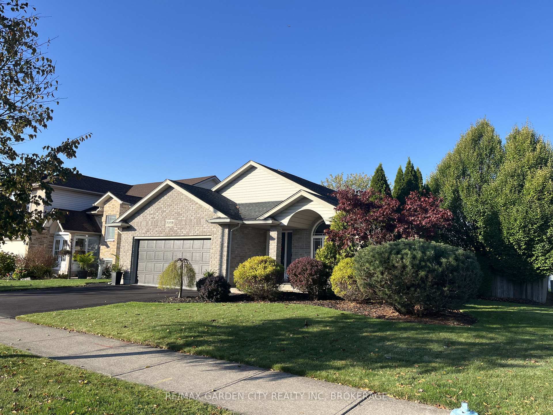 Photo 3 of 7059 Parkside Road, Niagara Falls, Forestview — HOMEH