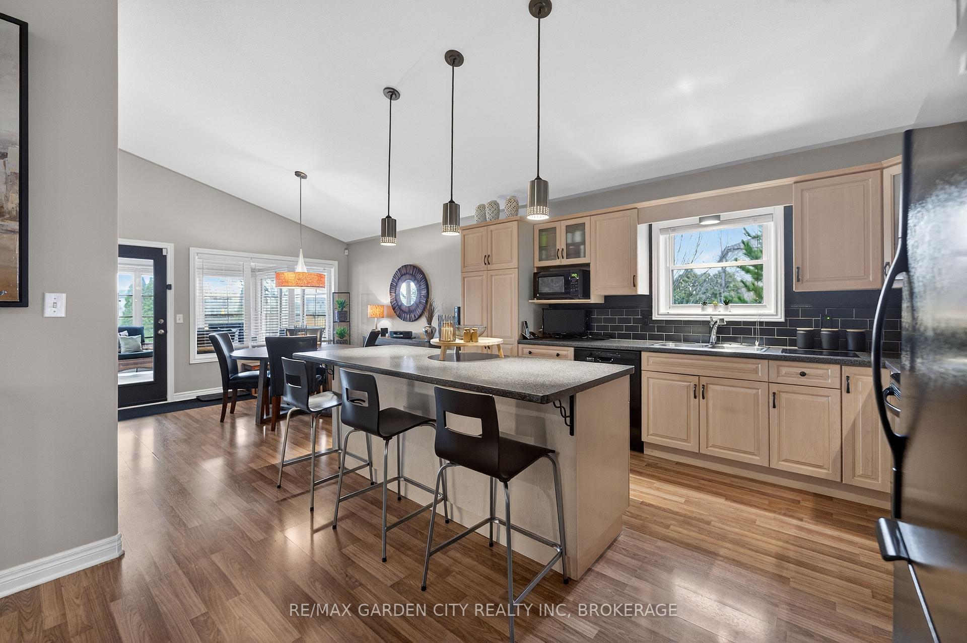 Photo 10 of 7059 Parkside Road, Niagara Falls, Forestview — HOMEH