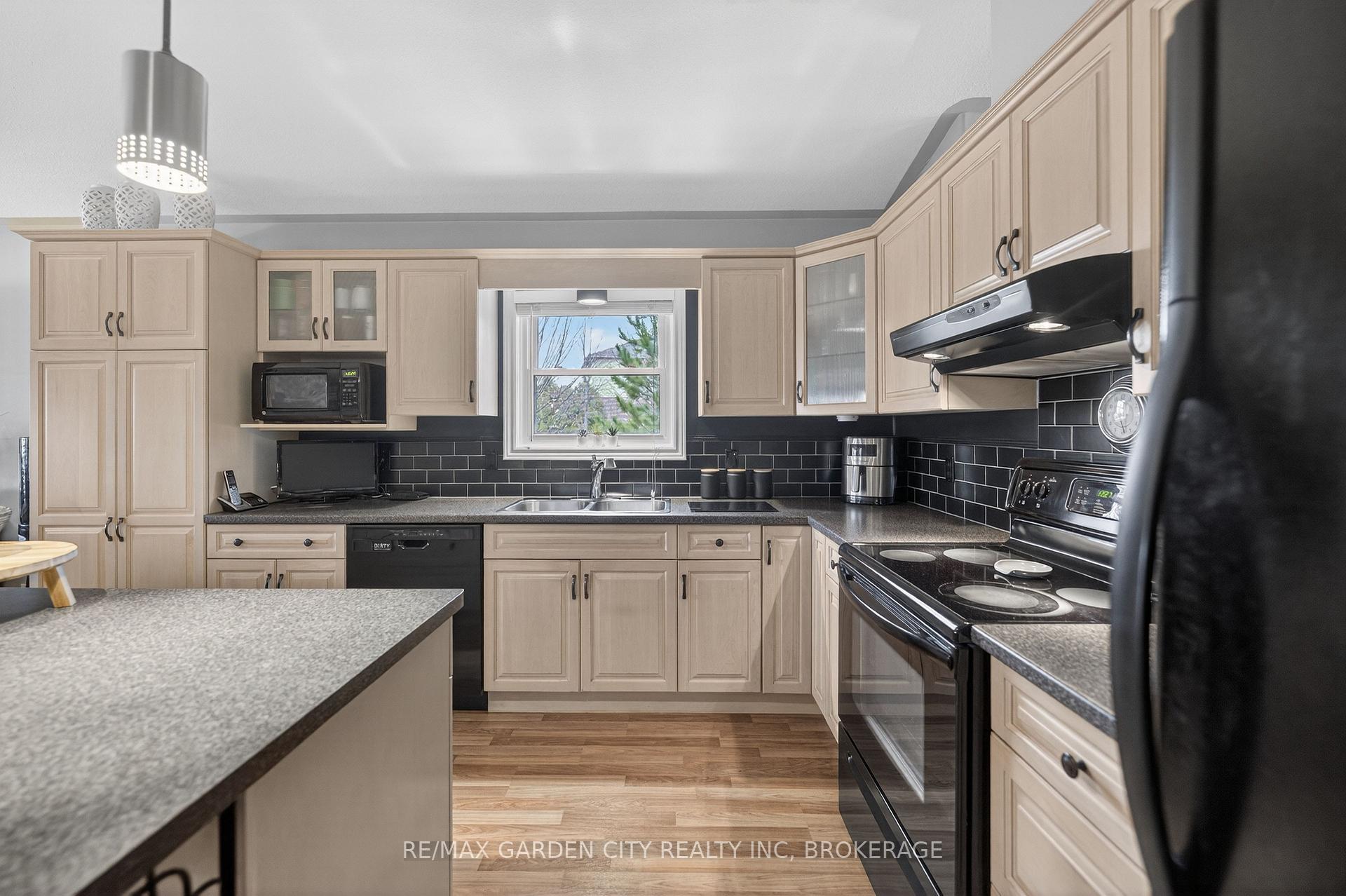 Photo 11 of 7059 Parkside Road, Niagara Falls, Forestview — HOMEH
