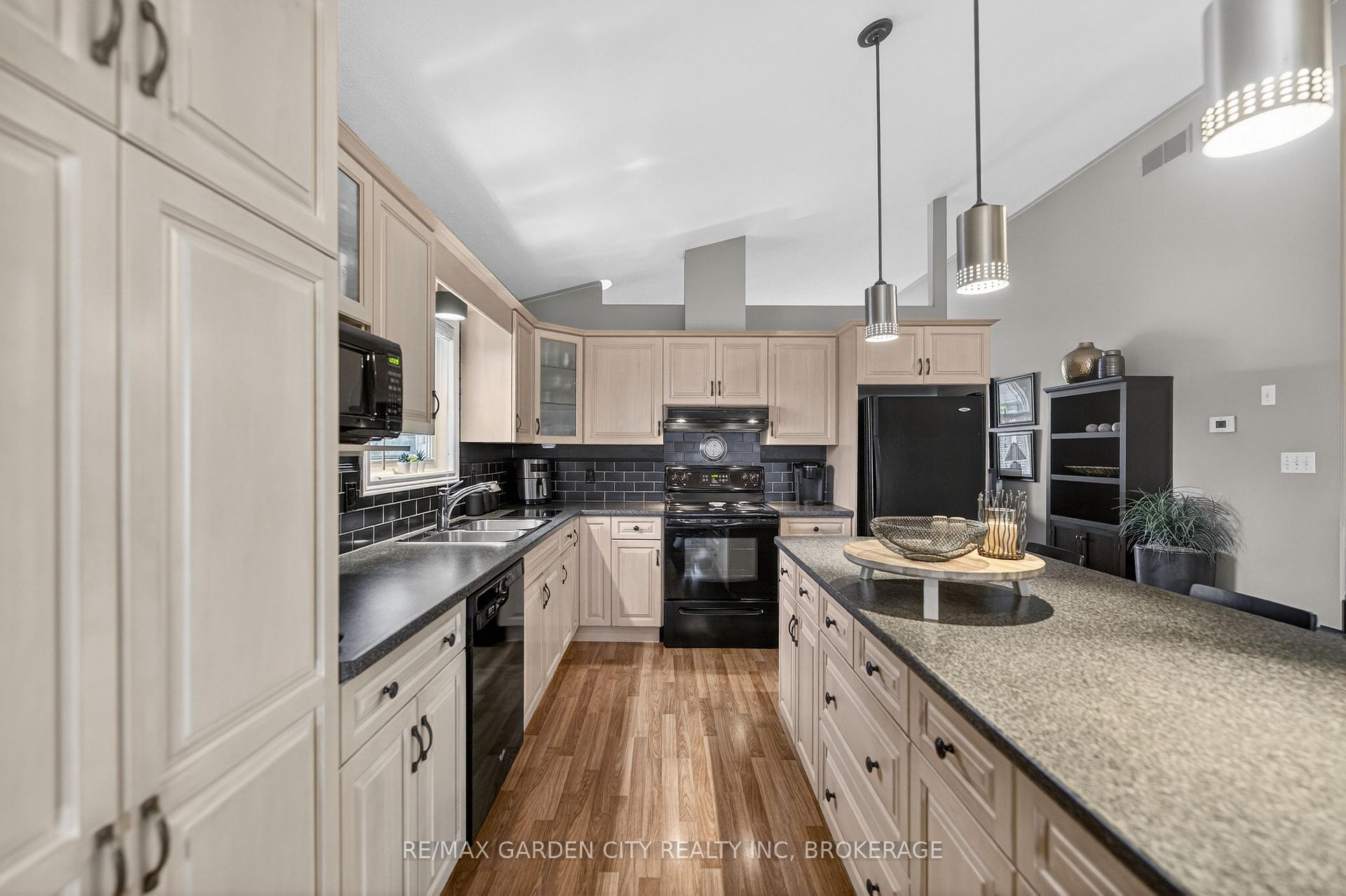 Photo 13 of 7059 Parkside Road, Niagara Falls, Forestview — HOMEH
