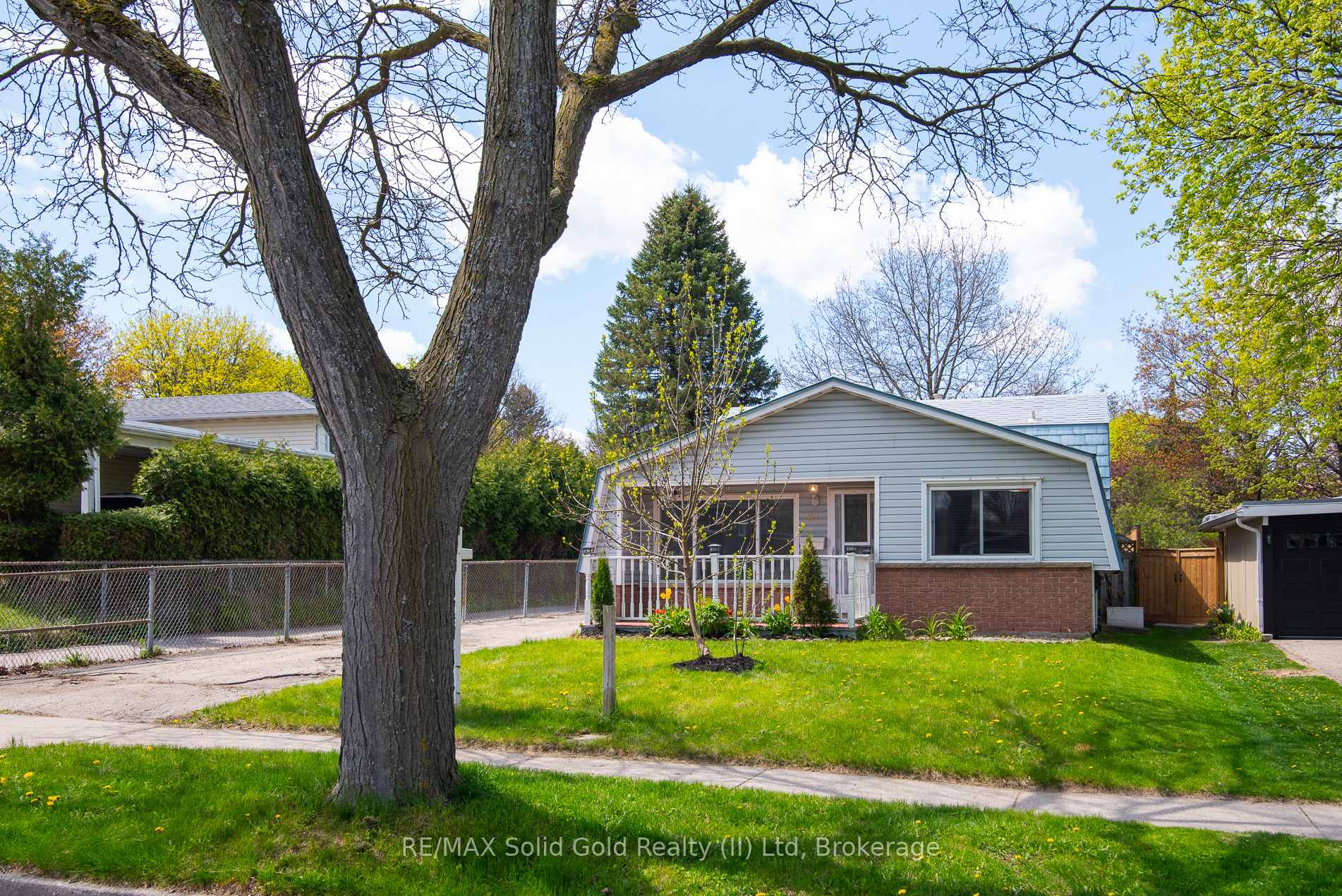 Photo 3 of 87 Christopher Drive, Waterloo, Lincoln Heights — HOMEH