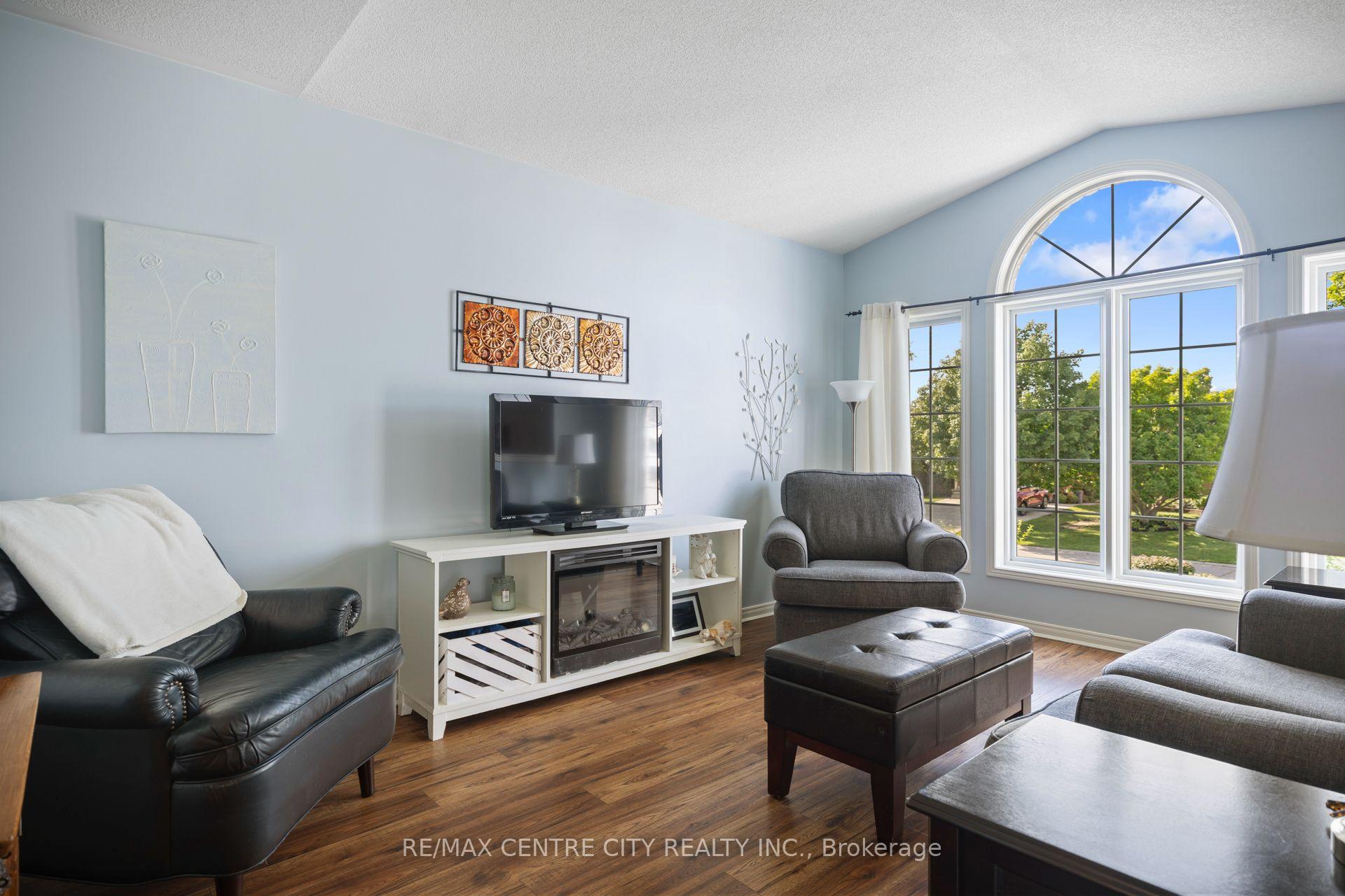 Photo 4 of 52 Donker Drive, St. Thomas — HOMEH