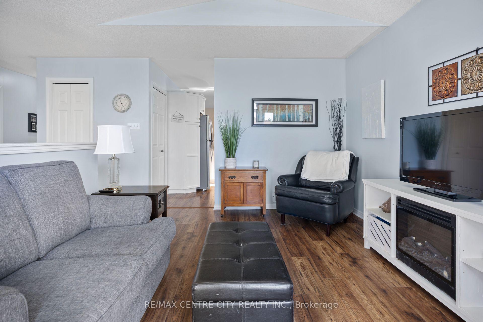 Photo 5 of 52 Donker Drive, St. Thomas — HOMEH