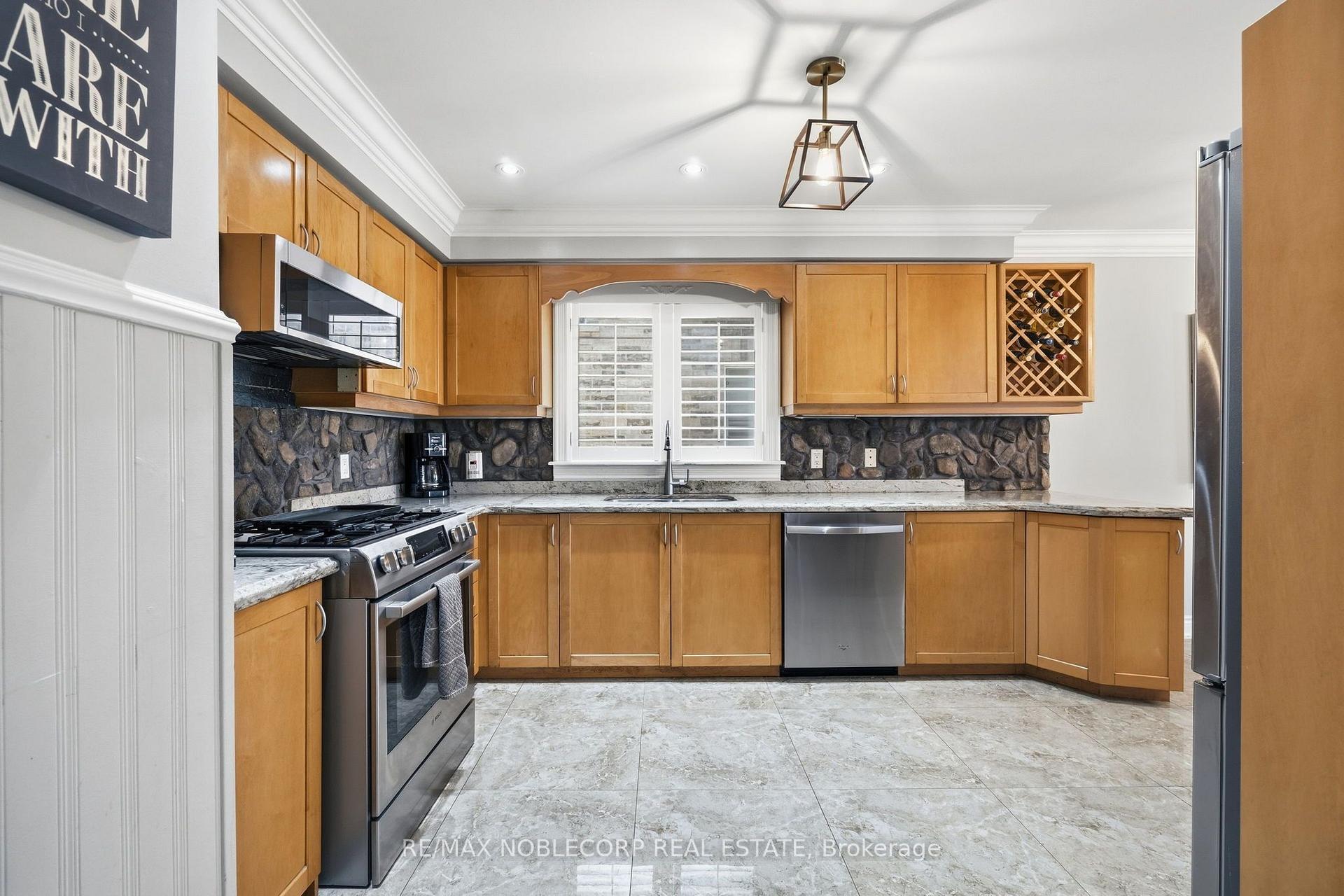 Photo 11 of 111 Emily Carr Crescent, Caledon, Bolton West — HOMEH