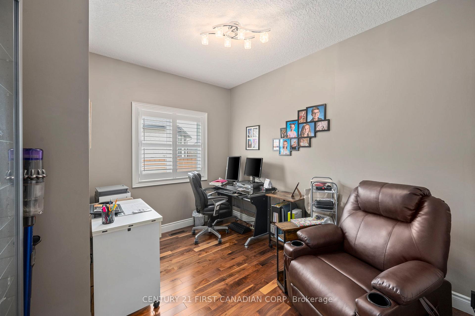 Photo 10 of 286 Dufferin Street, Central Elgin, Belmont — HOMEH