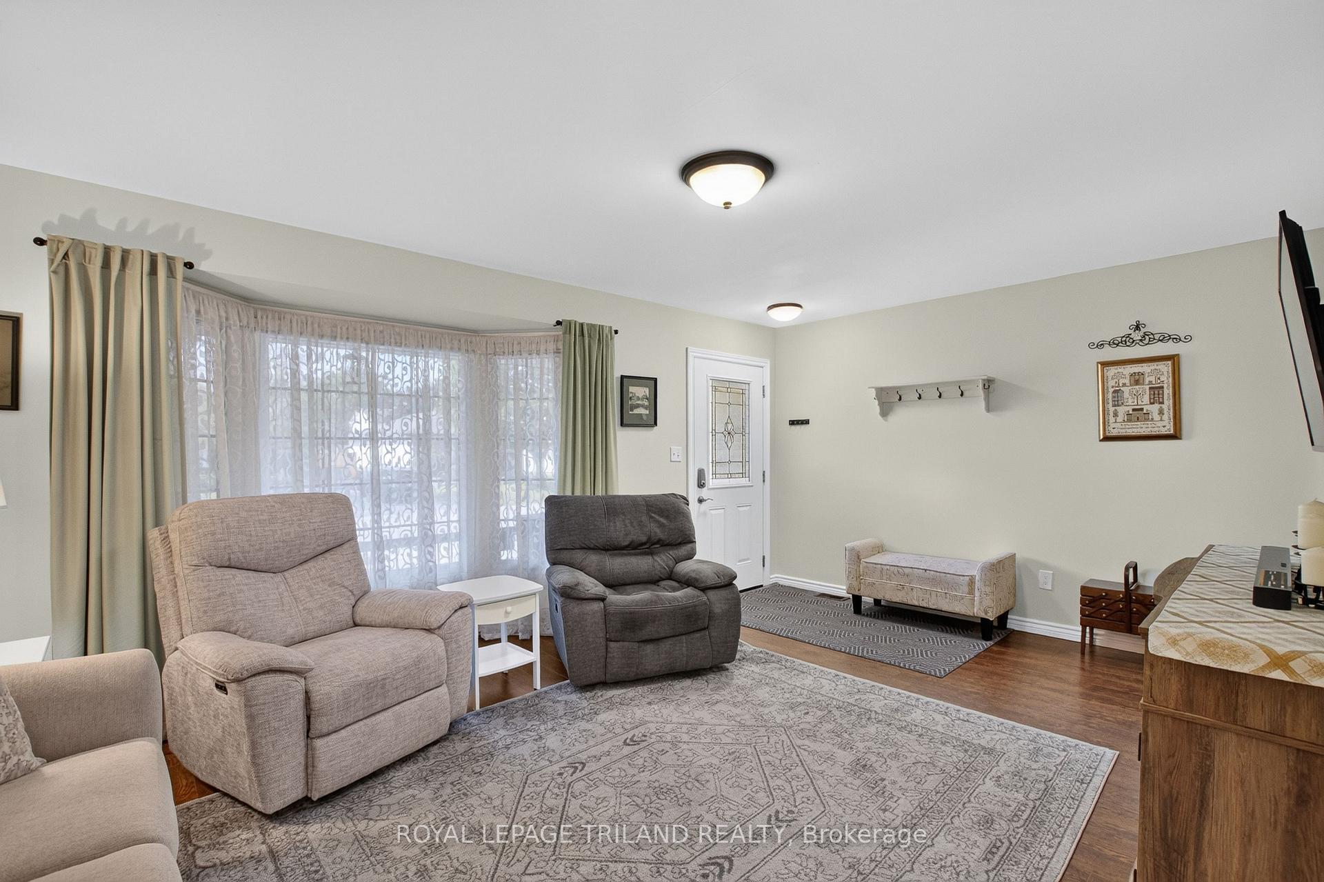 Photo 9 of 43 Bonnie Place, St. Thomas — HOMEH