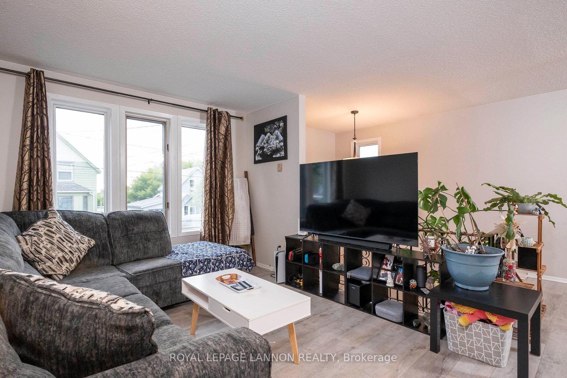Photo 5 of 80 Peter Street, Thunder Bay, College Heights — HOMEH