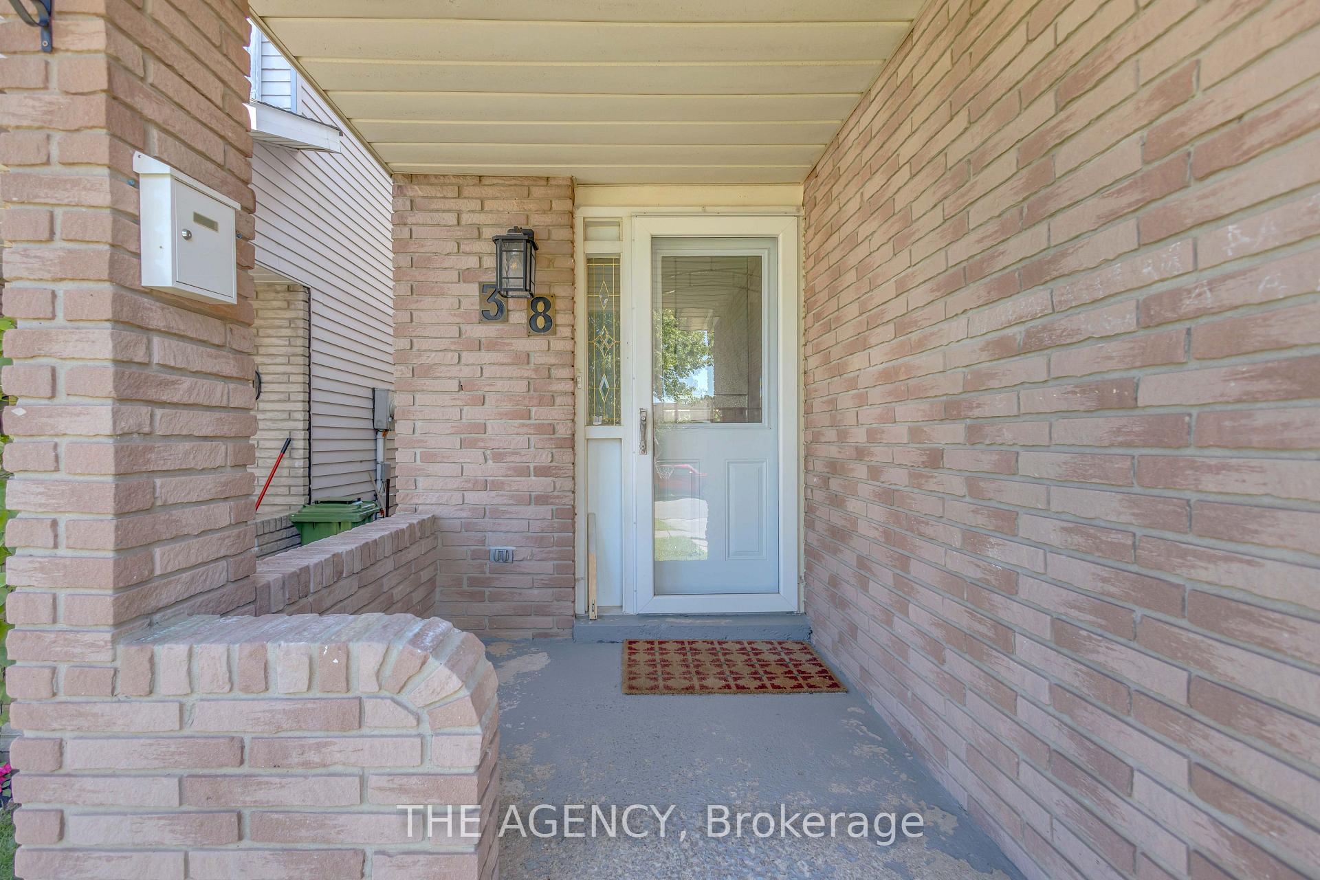 Photo 2 of 38 Athenia Drive, Hamilton, Stoney Creek Mountain — HOMEH