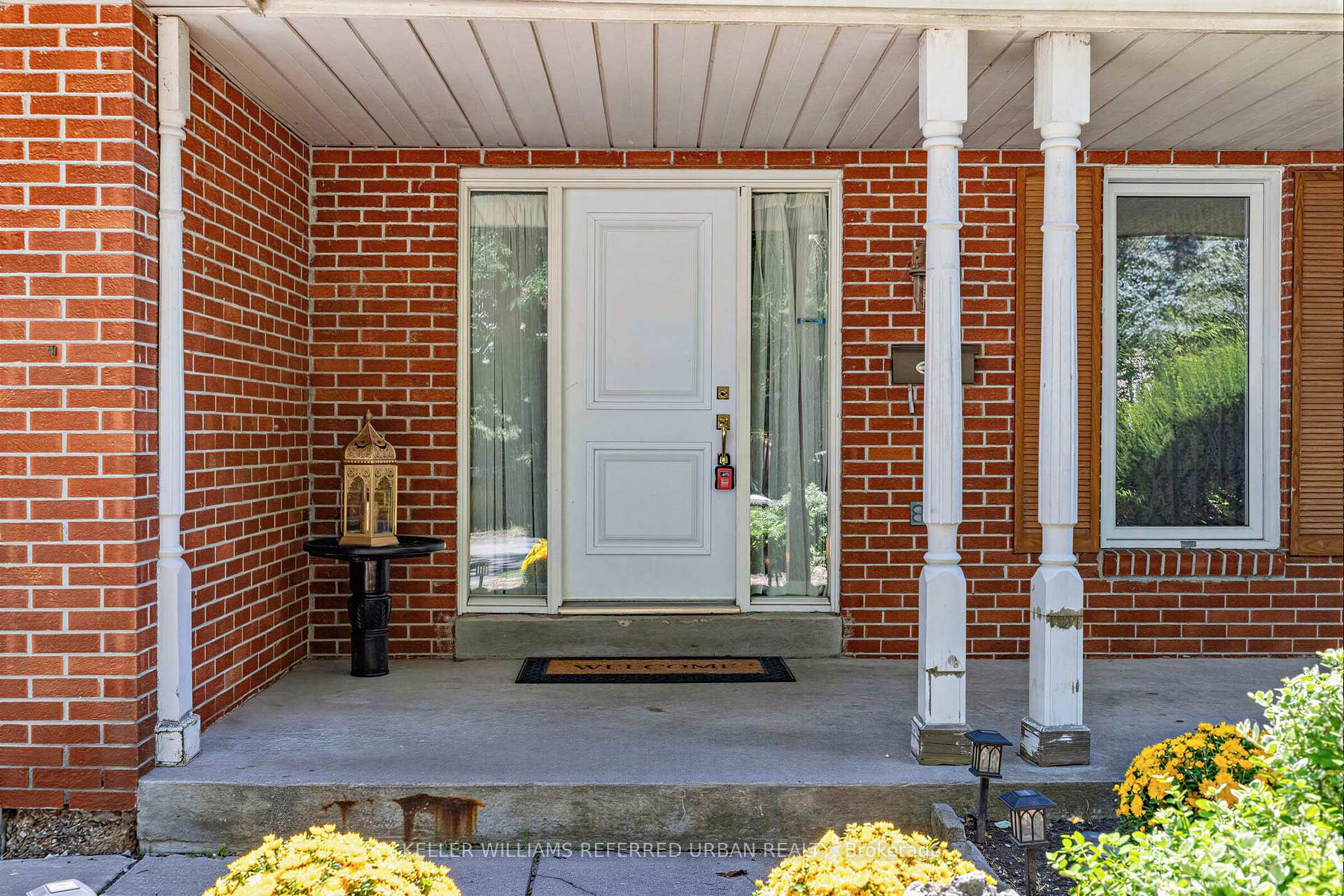 Photo 3 of 7 Chipstead Road, North York, Banbury-Don Mills — HOMEH