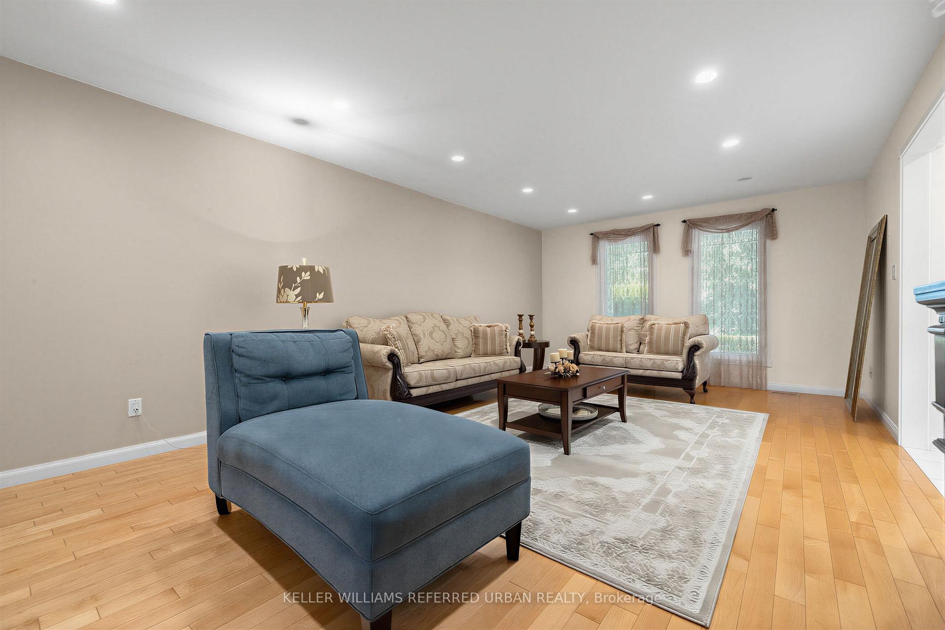 Photo 8 of 7 Chipstead Road, North York, Banbury-Don Mills — HOMEH