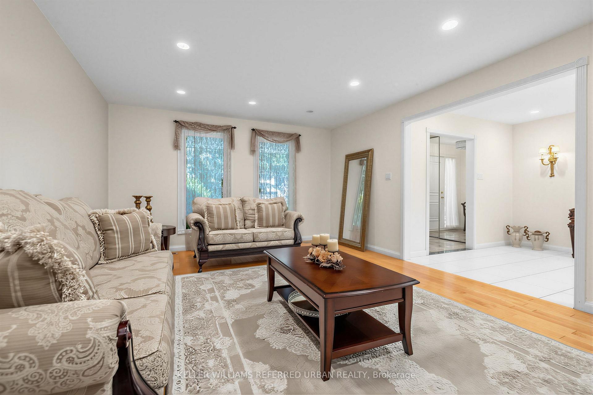 Photo 9 of 7 Chipstead Road, North York, Banbury-Don Mills — HOMEH