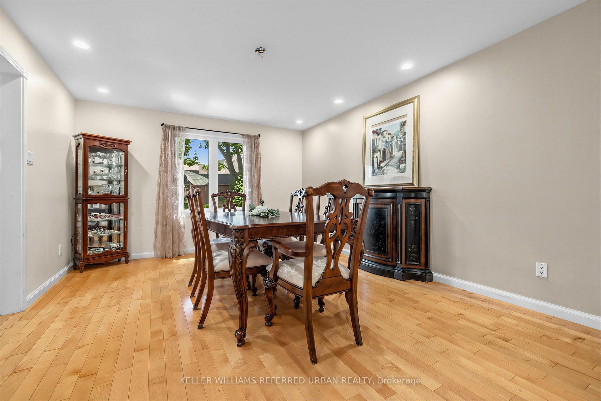 Photo 10 of 7 Chipstead Road, North York, Banbury-Don Mills — HOMEH