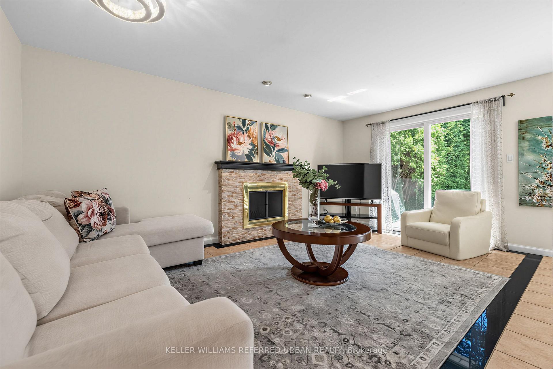 Photo 14 of 7 Chipstead Road, North York, Banbury-Don Mills — HOMEH