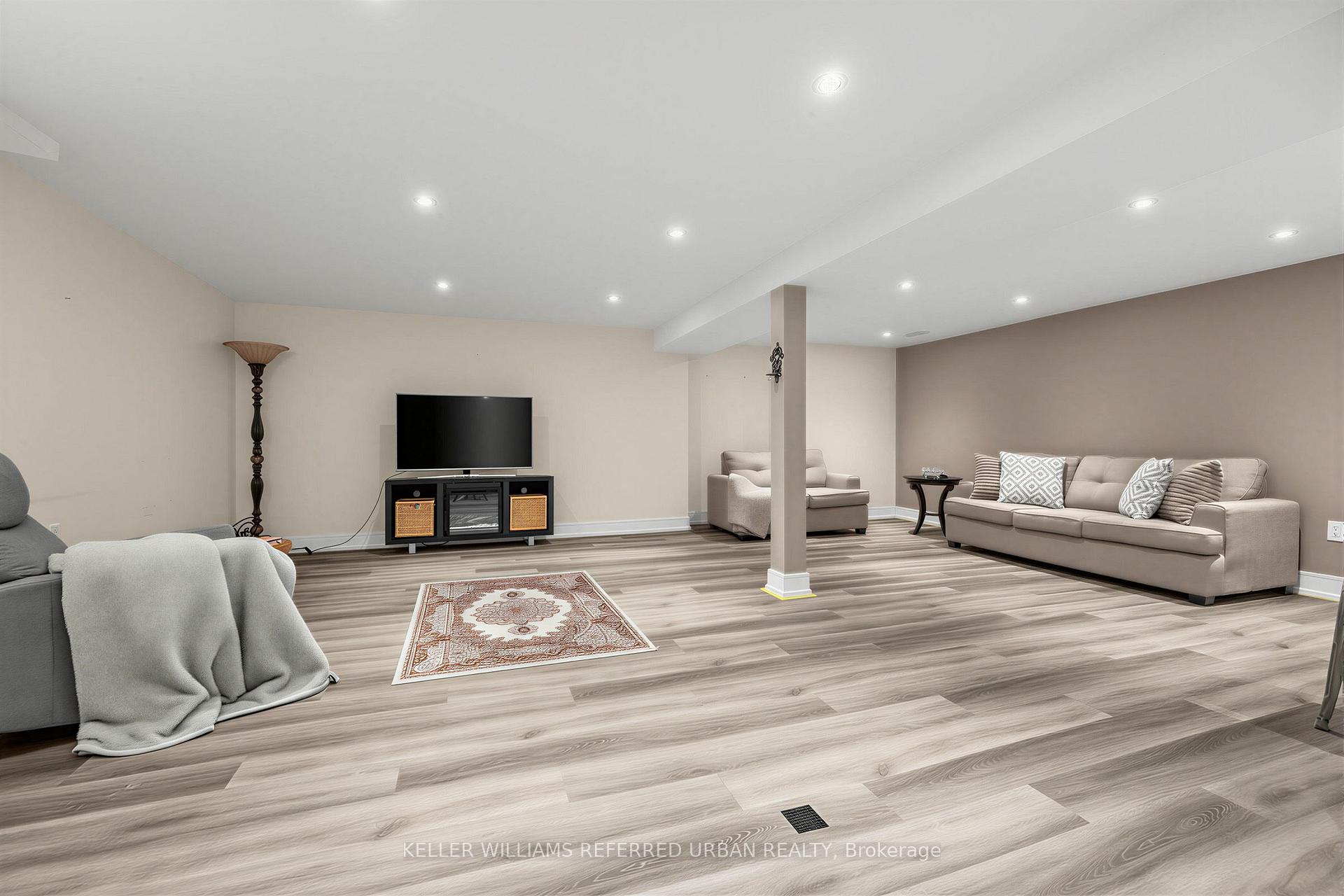 Photo 29 of 7 Chipstead Road, North York, Banbury-Don Mills — HOMEH