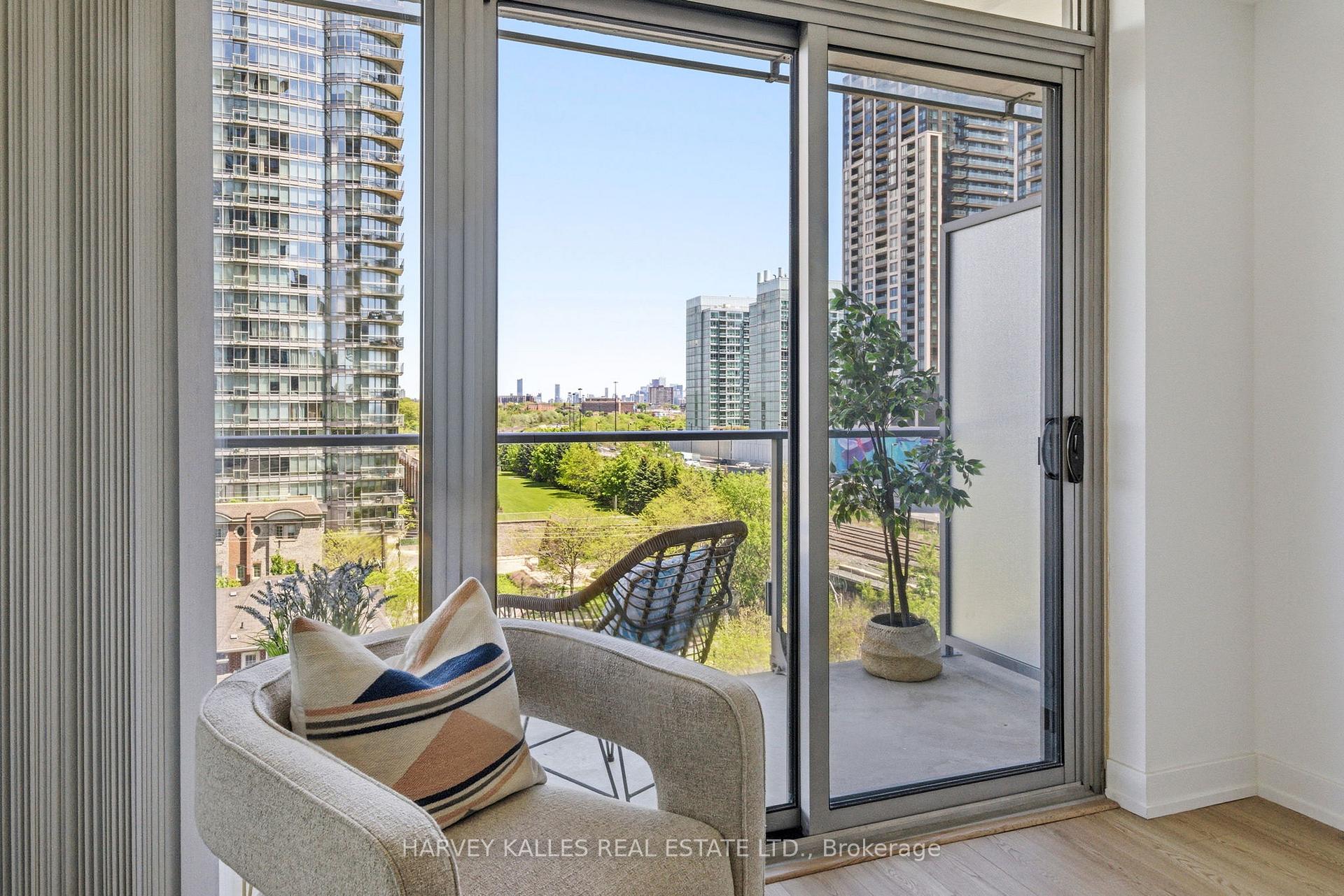Photo 4 of Unit 701, 103 The Queensway, Toronto, High Park-Swansea — HOMEH