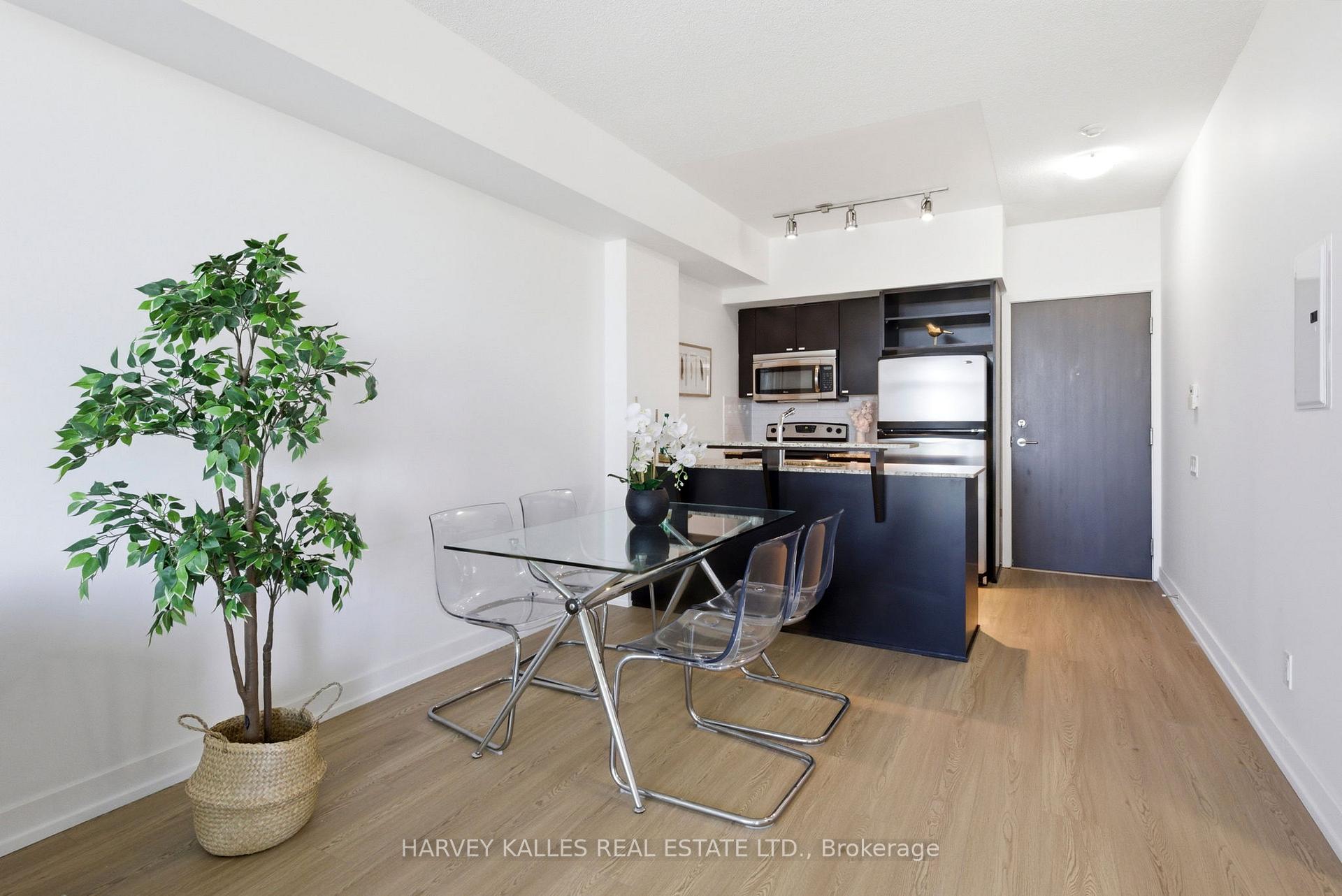 Photo 6 of Unit 701, 103 The Queensway, Toronto, High Park-Swansea — HOMEH