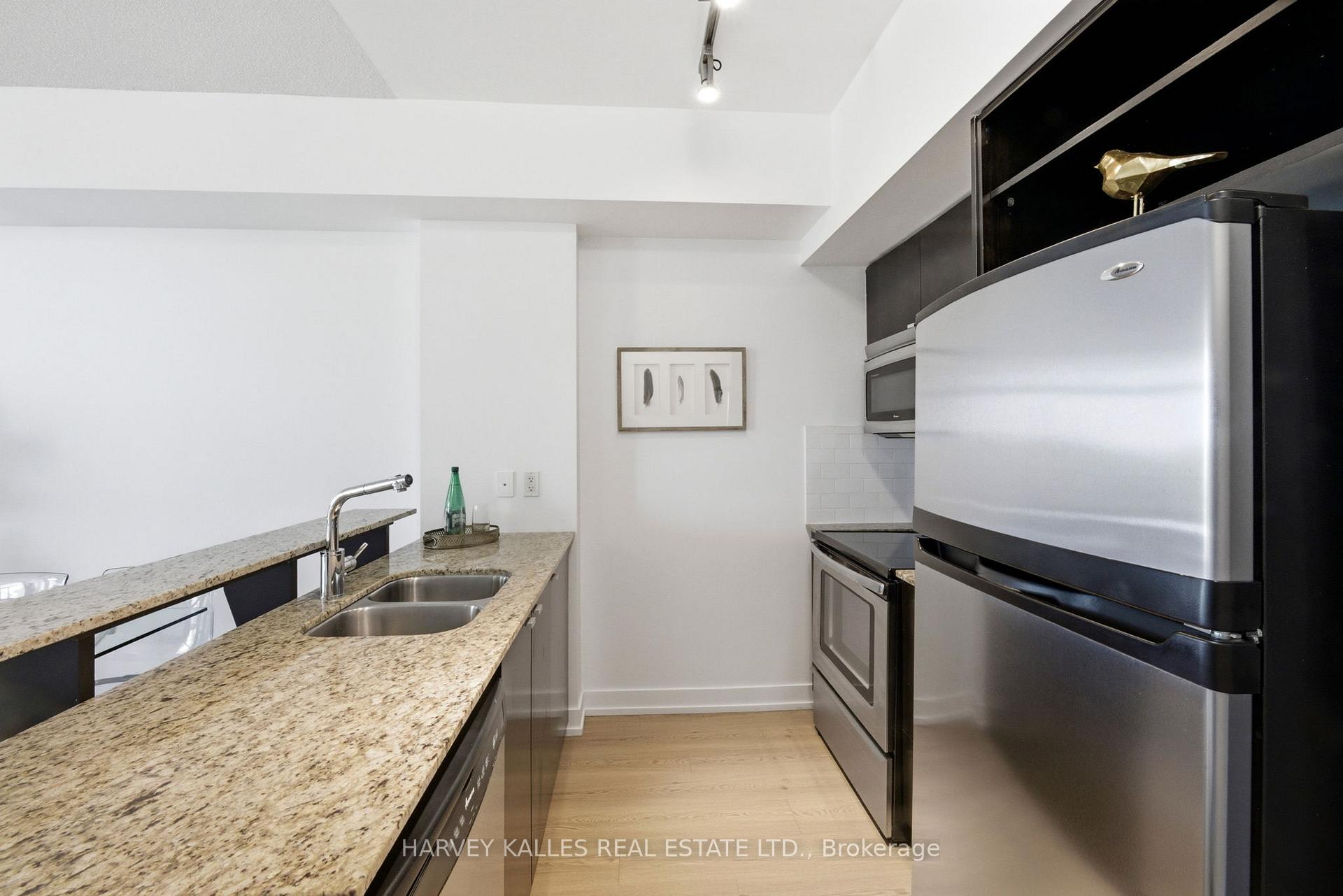 Photo 10 of Unit 701, 103 The Queensway, Toronto, High Park-Swansea — HOMEH