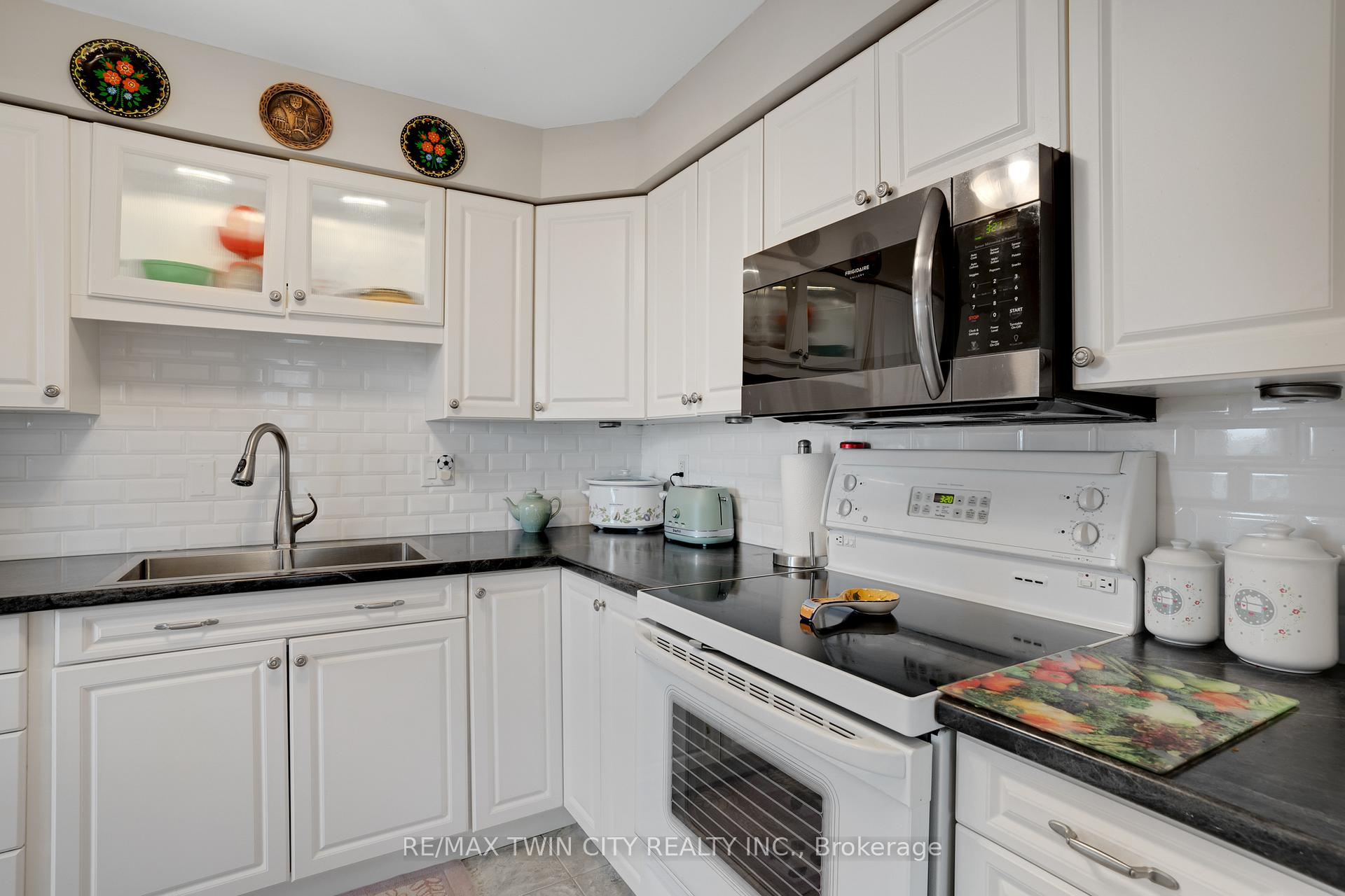 Photo 15 of Unit 703, 1414 King Street E, Kitchener, King East — HOMEH