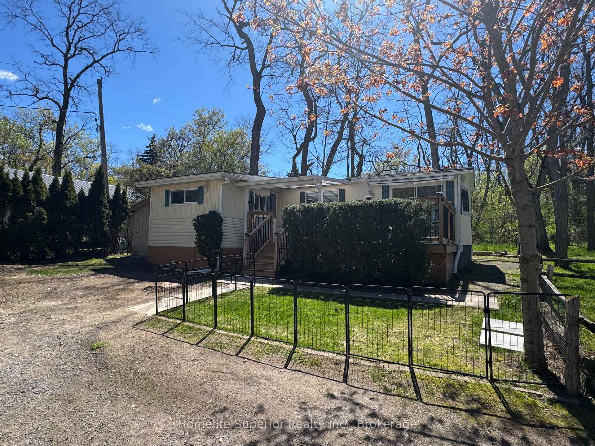 Photo of Unit 5, 485-5139 Halstead Beach Road