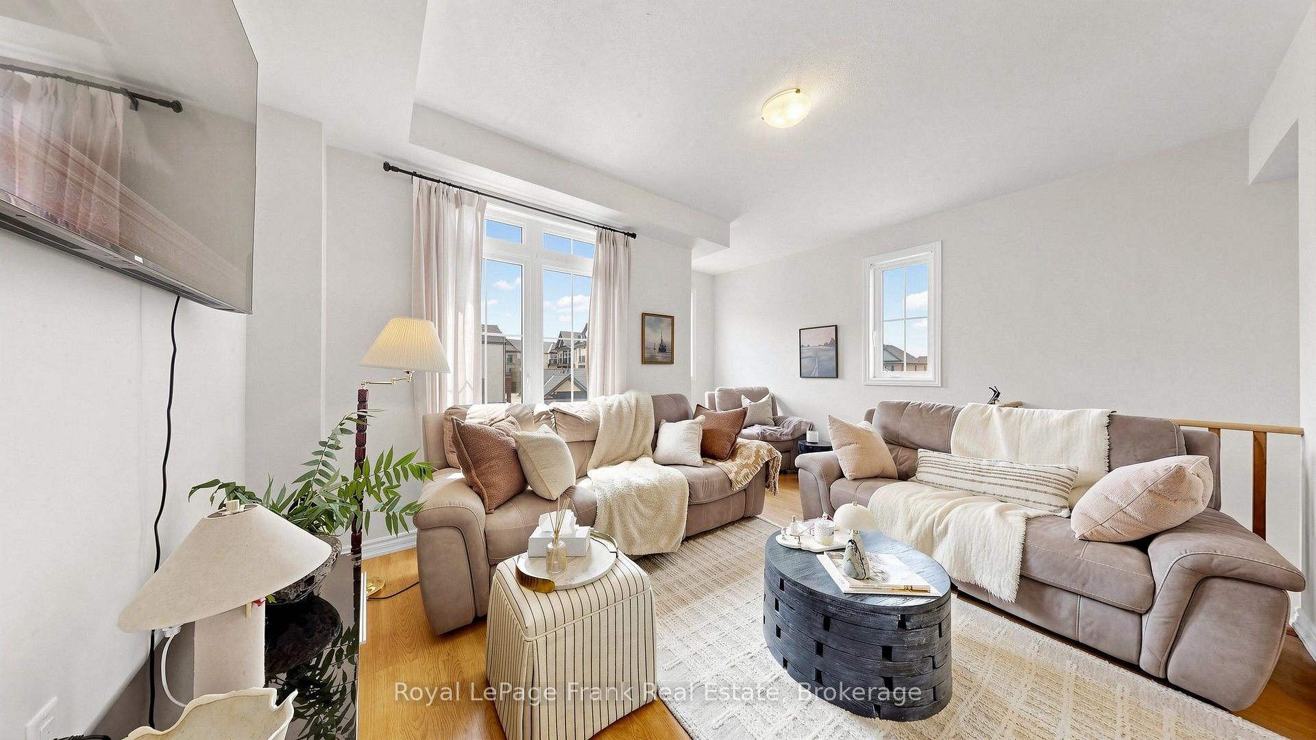 Photo 4 of 139 Senay Circle, Clarington, Courtice — HOMEH