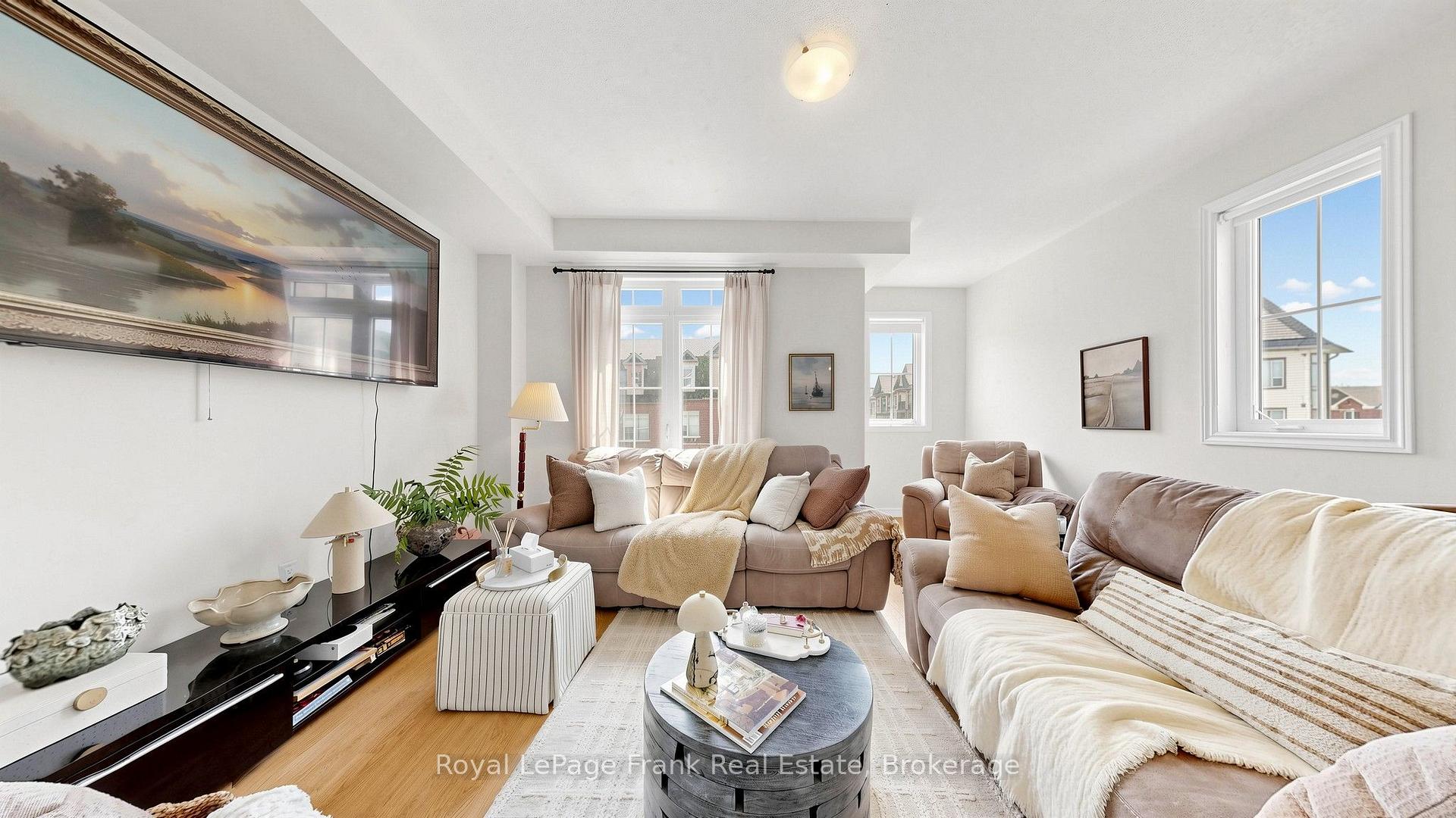 Photo 5 of 139 Senay Circle, Clarington, Courtice — HOMEH