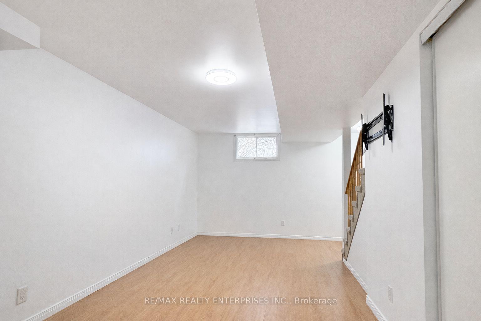 Photo 7 of Unit Lower, 818 Buttonbush Court, Oshawa, Pinecrest — HOMEH