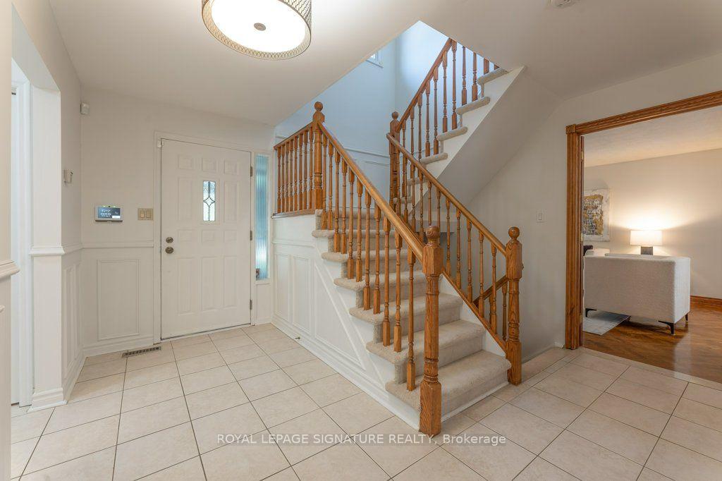 Photo 2 of 25 Stiver Court, Markham, Unionville — HOMEH