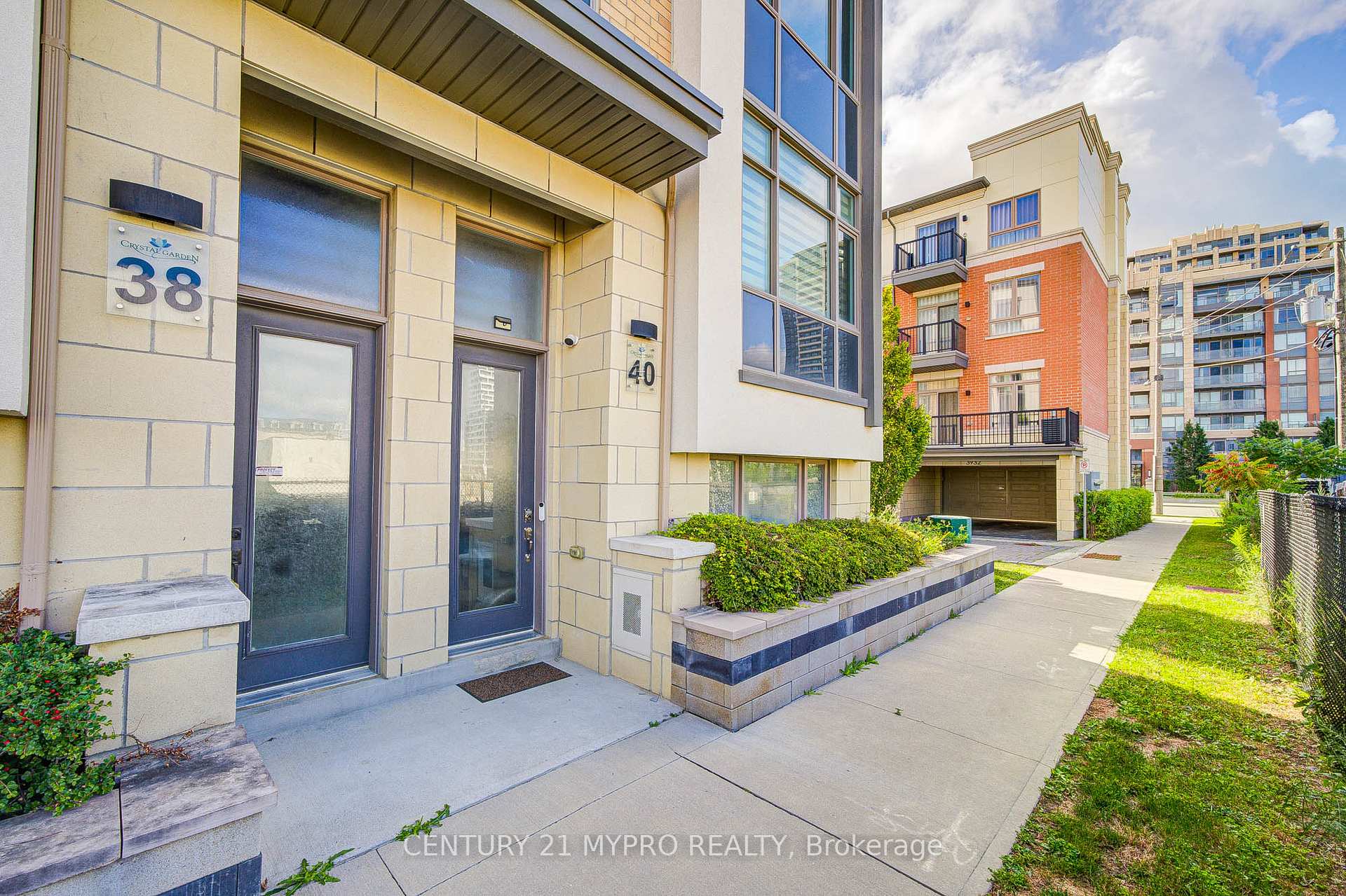 Photo 2 of 40 Teasel Way, Markham, Unionville — HOMEH