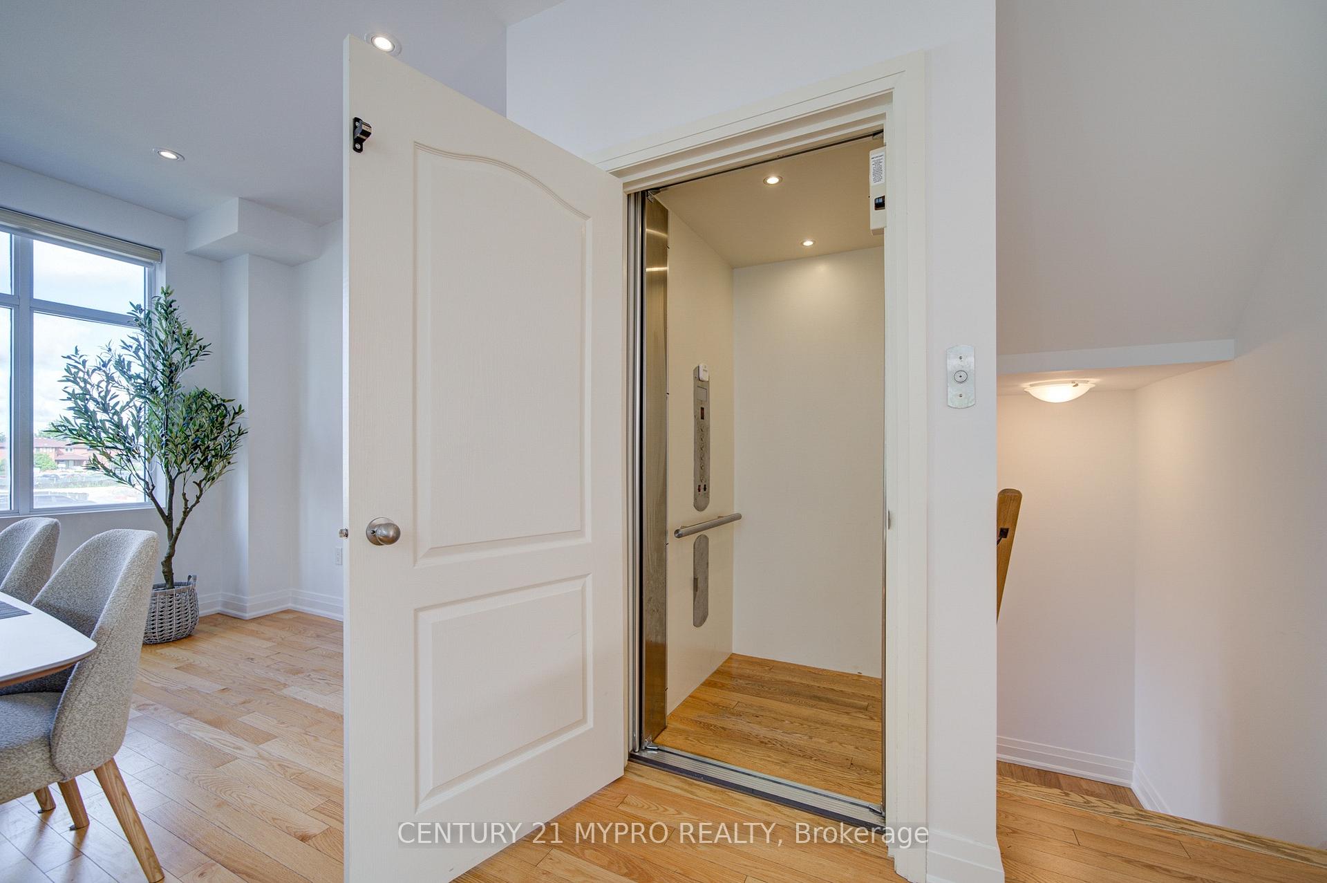 Photo 3 of 40 Teasel Way, Markham, Unionville — HOMEH