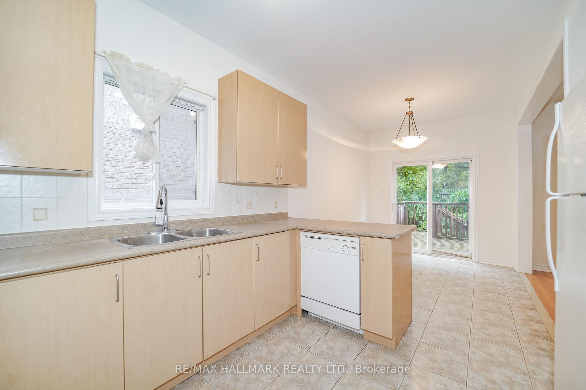 Photo 8 of 135 Maroon Drive, Richmond Hill, Oak Ridges Lake Wilcox — HOMEH
