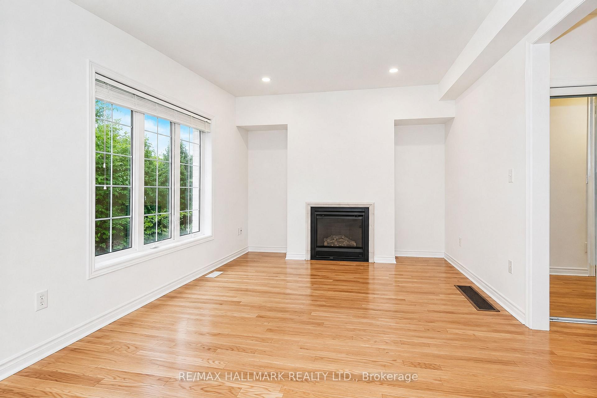 Photo 11 of 135 Maroon Drive, Richmond Hill, Oak Ridges Lake Wilcox — HOMEH