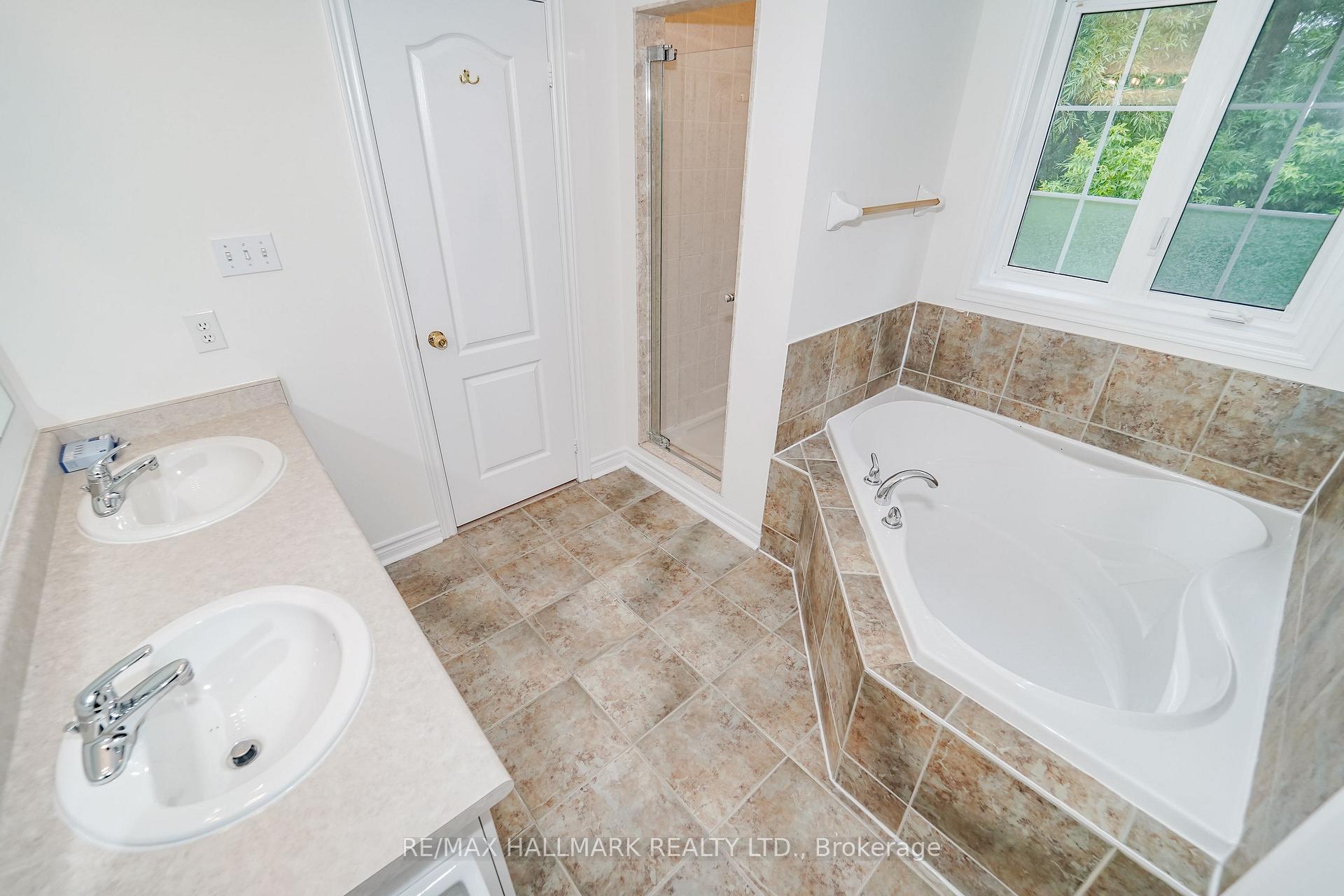 Photo 26 of 135 Maroon Drive, Richmond Hill, Oak Ridges Lake Wilcox — HOMEH