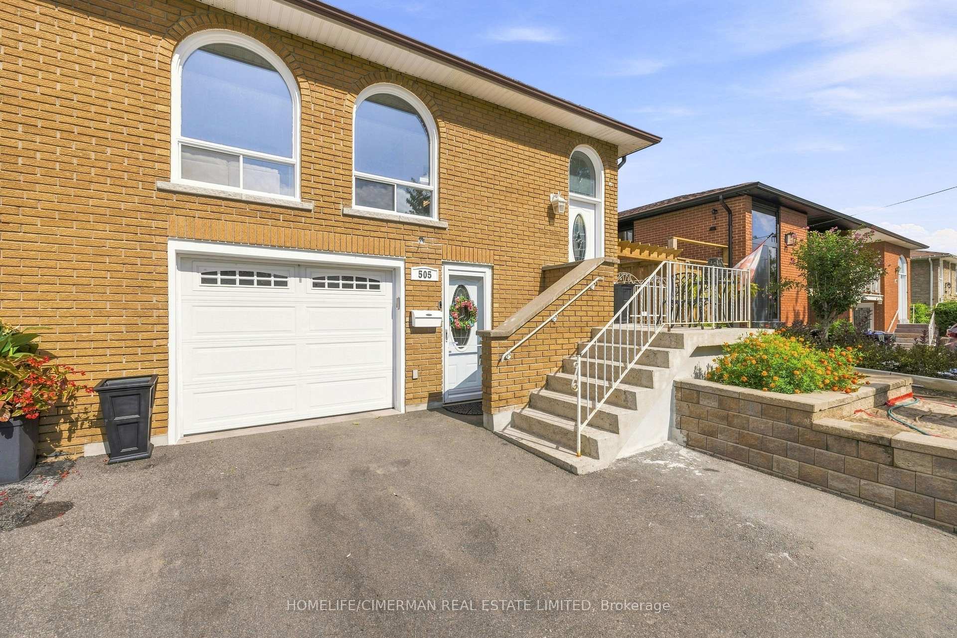 Photo 3 of 505 Appledore Crescent, Mississauga, Cooksville — HOMEH