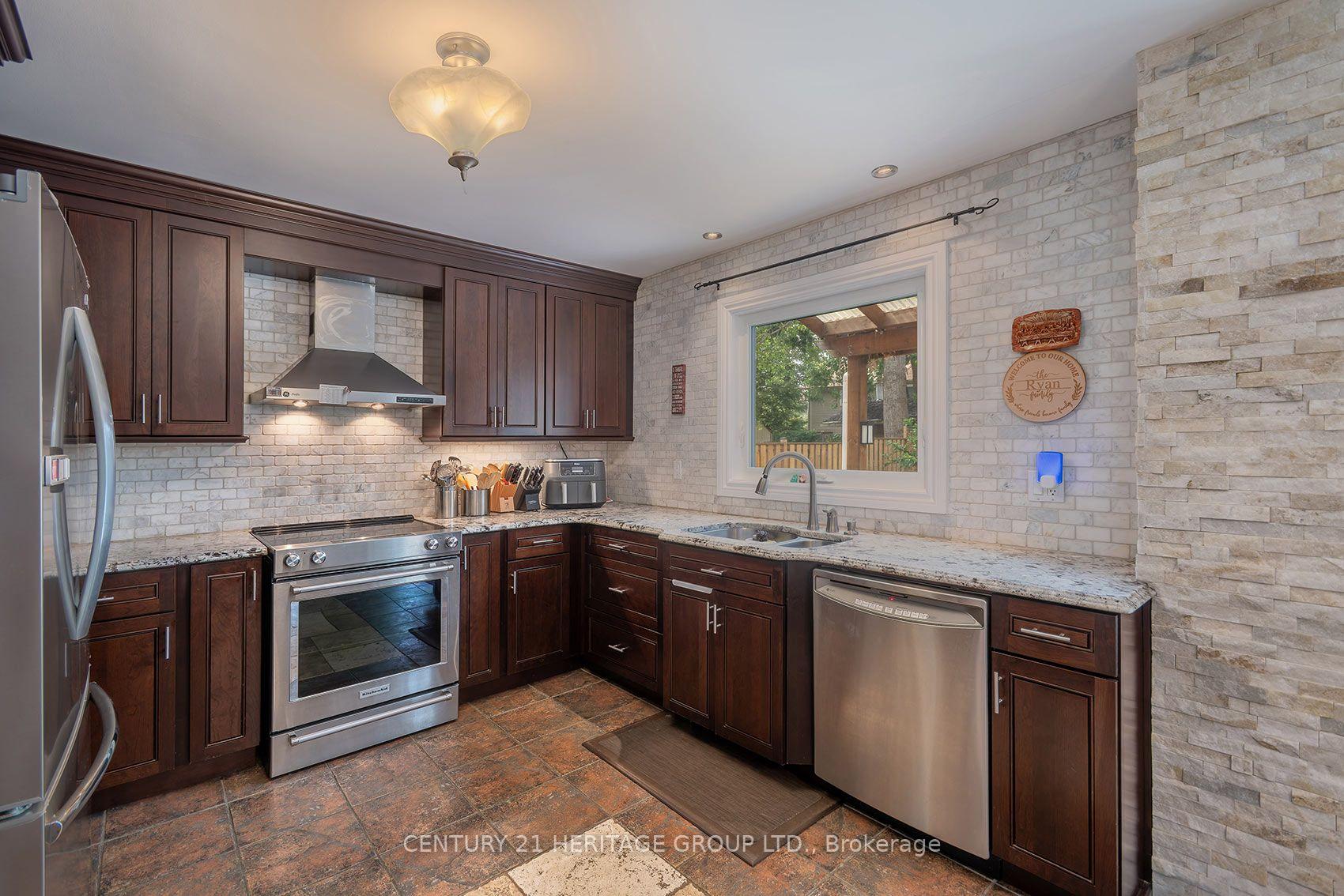 Photo 21 of 55 Chartwell Crescent, Georgina, Keswick North — HOMEH