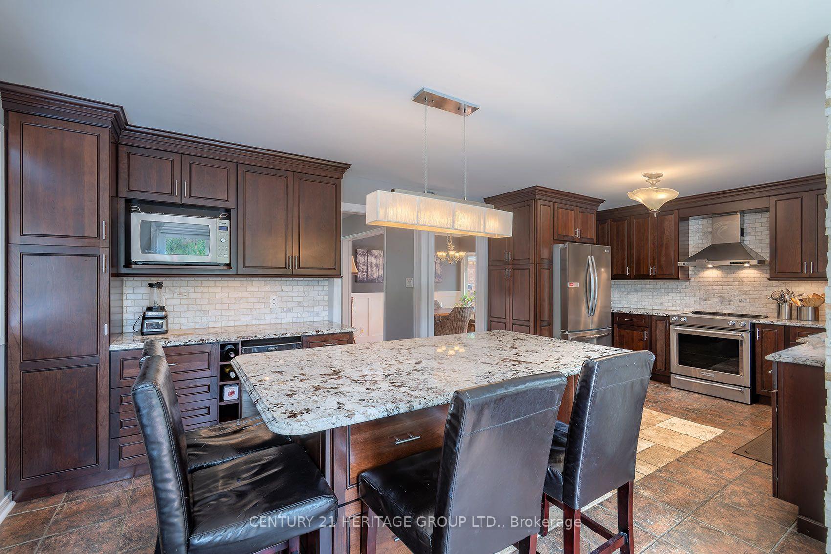 Photo 25 of 55 Chartwell Crescent, Georgina, Keswick North — HOMEH
