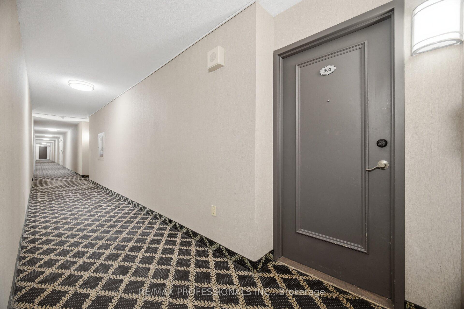 Photo 5 of Unit 902, 15 La Rose Avenue, Etobicoke, Humber Heights — HOMEH