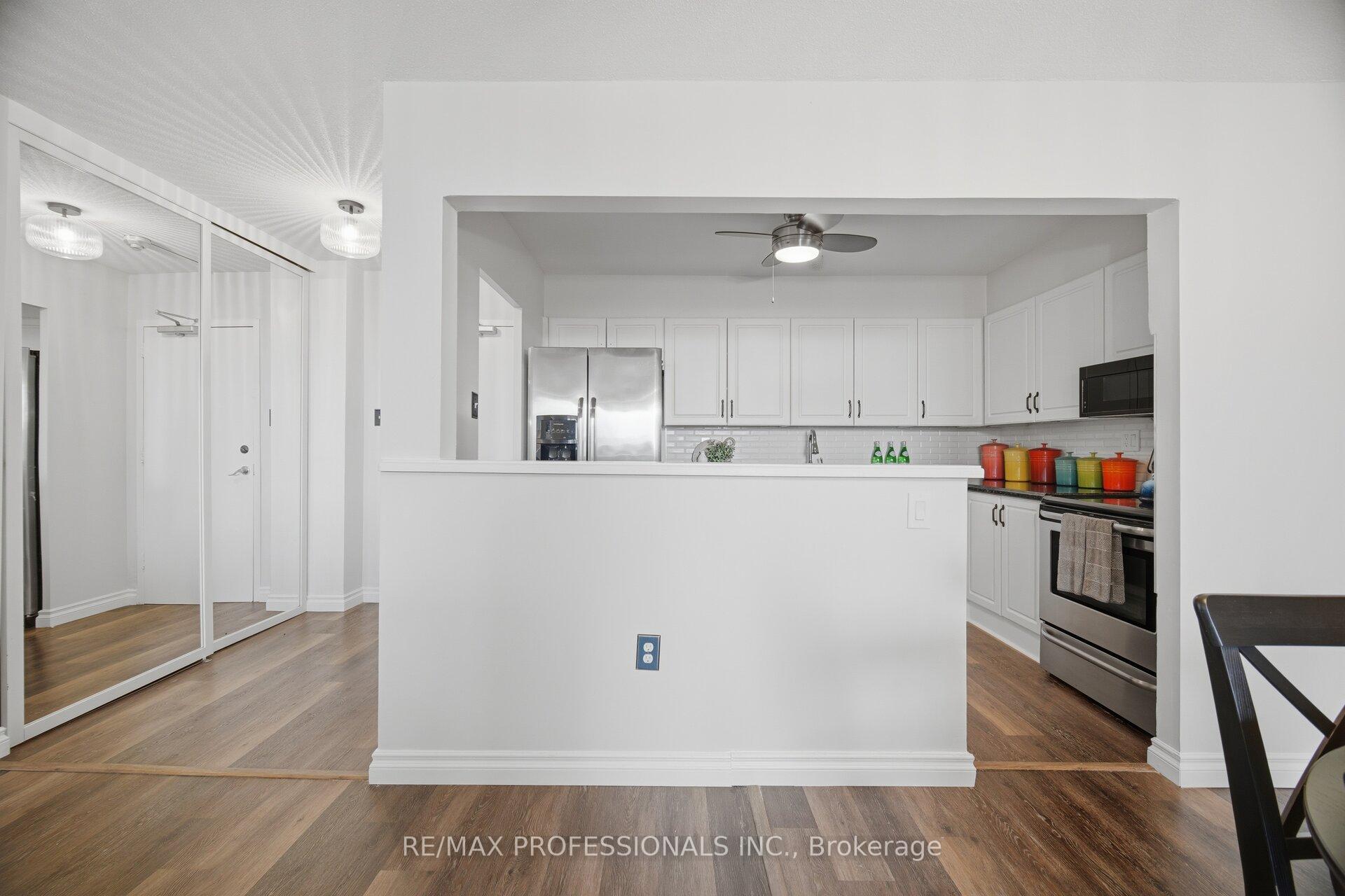 Photo 7 of Unit 902, 15 La Rose Avenue, Etobicoke, Humber Heights — HOMEH