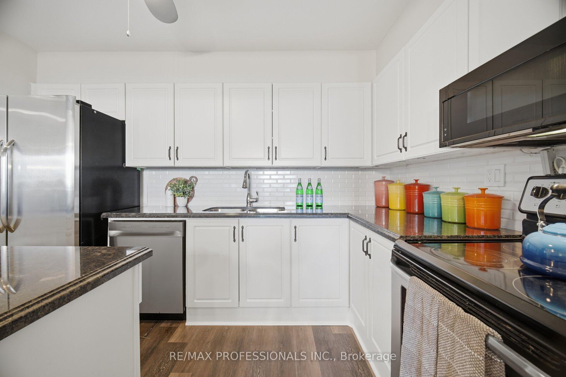 Photo 8 of Unit 902, 15 La Rose Avenue, Etobicoke, Humber Heights — HOMEH