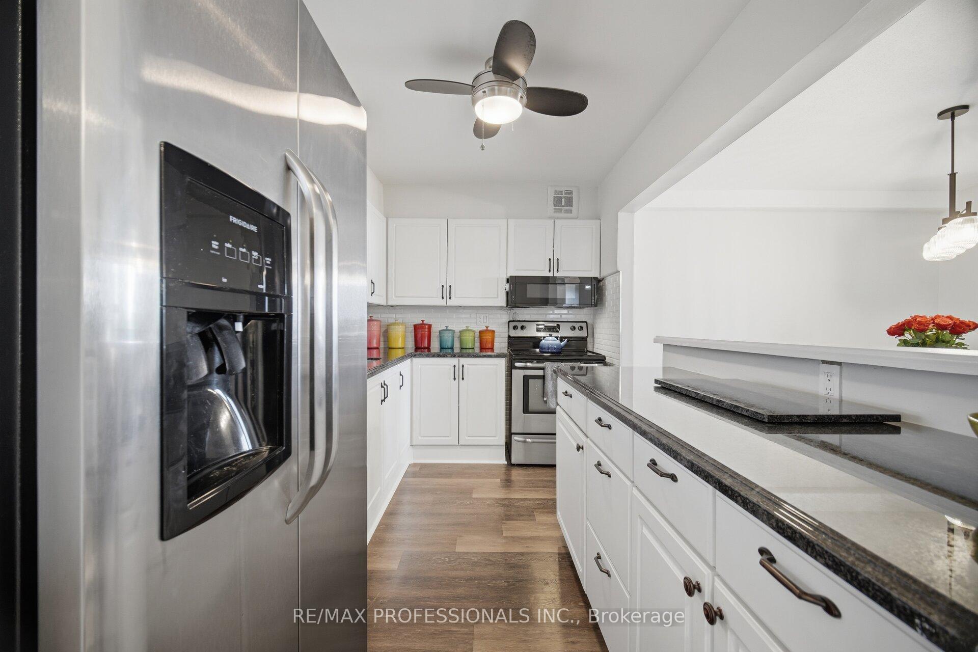 Photo 9 of Unit 902, 15 La Rose Avenue, Etobicoke, Humber Heights — HOMEH