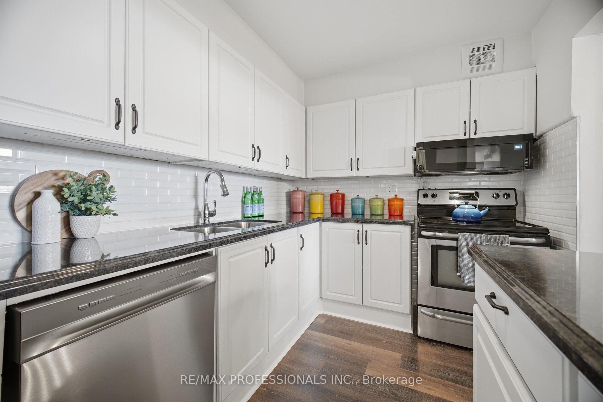 Photo 10 of Unit 902, 15 La Rose Avenue, Etobicoke, Humber Heights — HOMEH