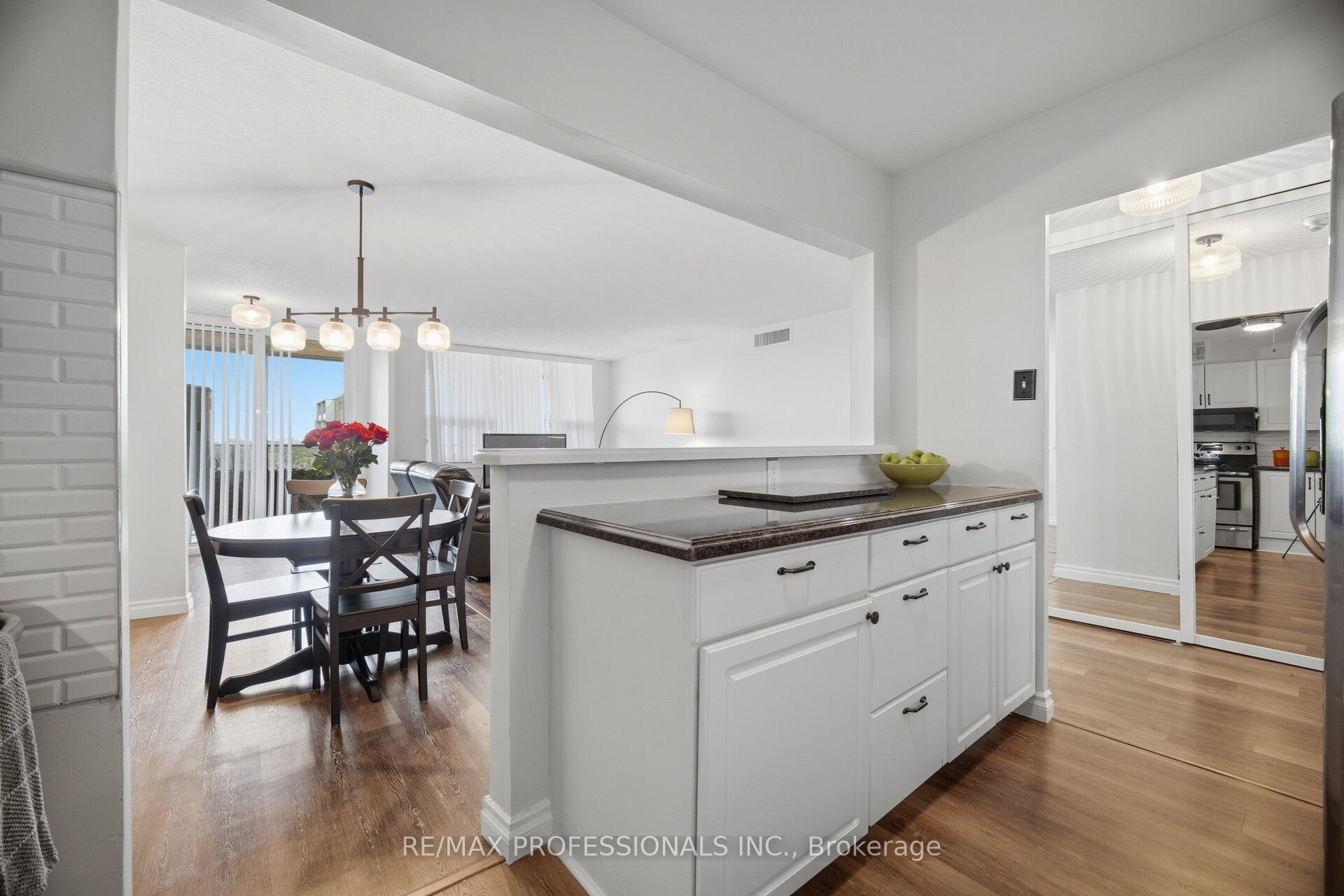 Photo 11 of Unit 902, 15 La Rose Avenue, Etobicoke, Humber Heights — HOMEH
