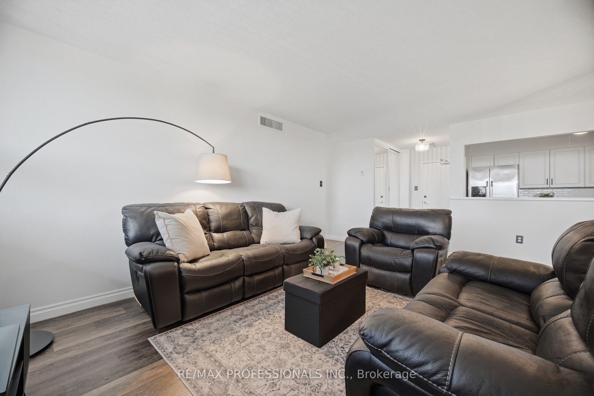 Photo 17 of Unit 902, 15 La Rose Avenue, Etobicoke, Humber Heights — HOMEH