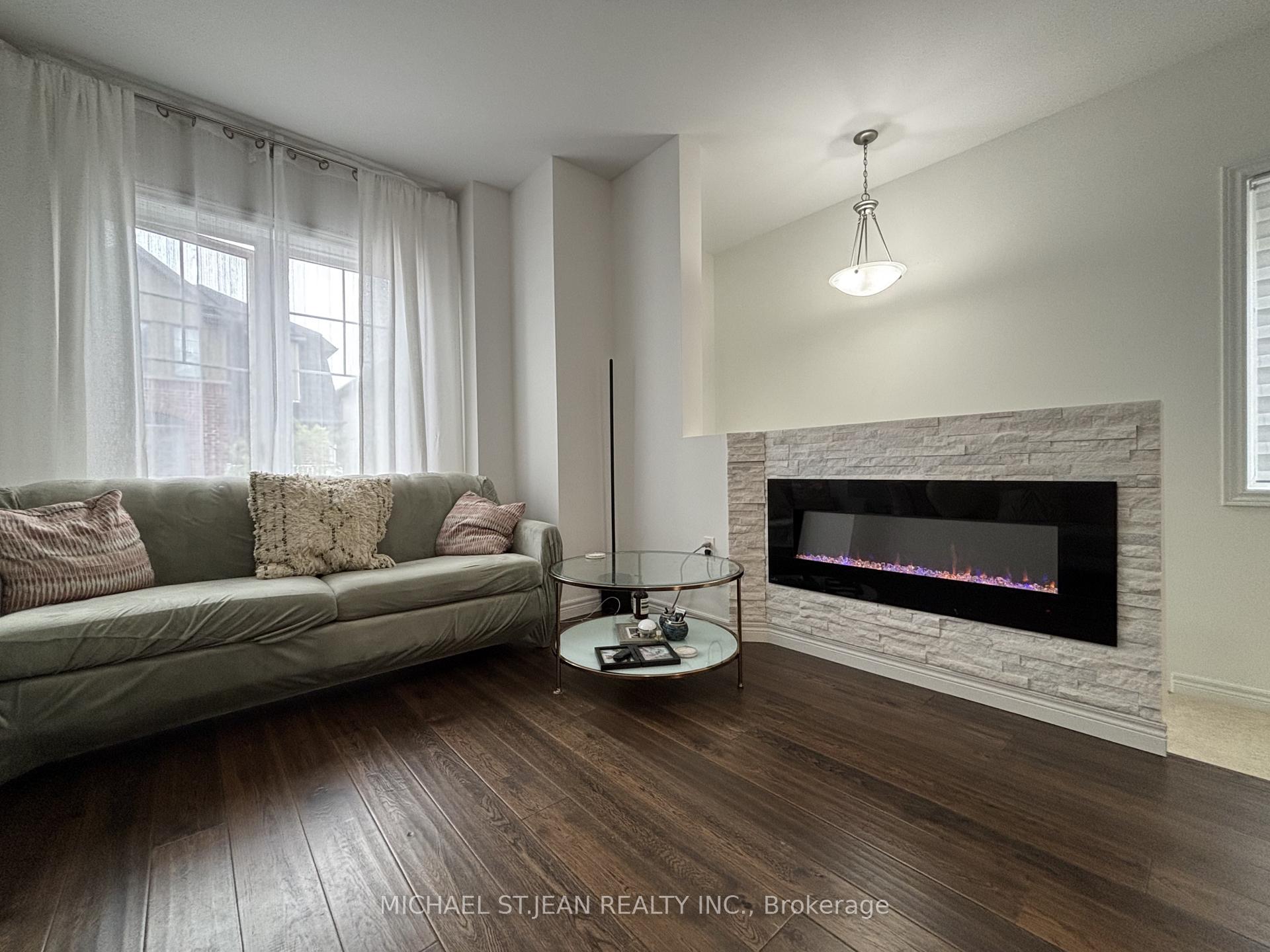 Photo 4 of 11 Birot Lane, Hamilton, Ancaster — HOMEH