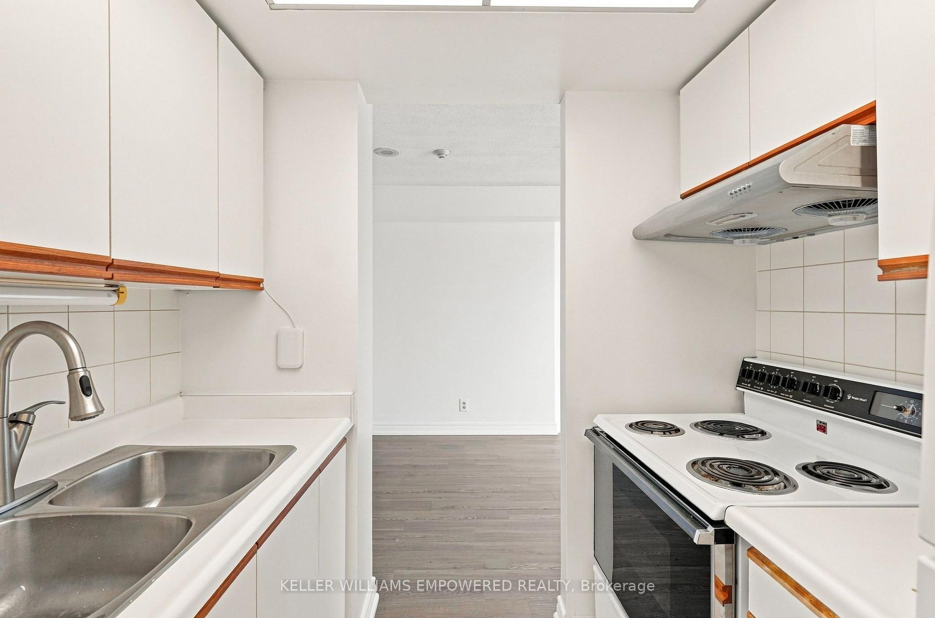 Photo 4 of Unit 1303, 77 Harbour Square, Toronto, Waterfront Communities — HOMEH