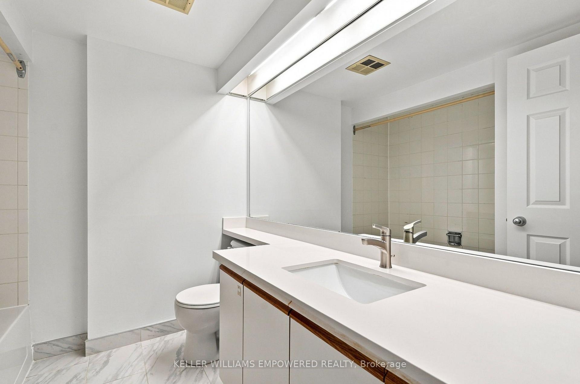 Photo 16 of Unit 1303, 77 Harbour Square, Toronto, Waterfront Communities — HOMEH