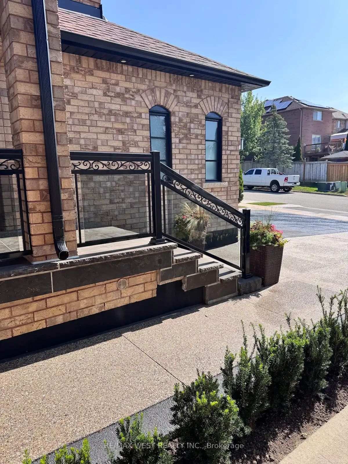 Photo 3 of 4 Gray Park, Caledon, Bolton West — HOMEH