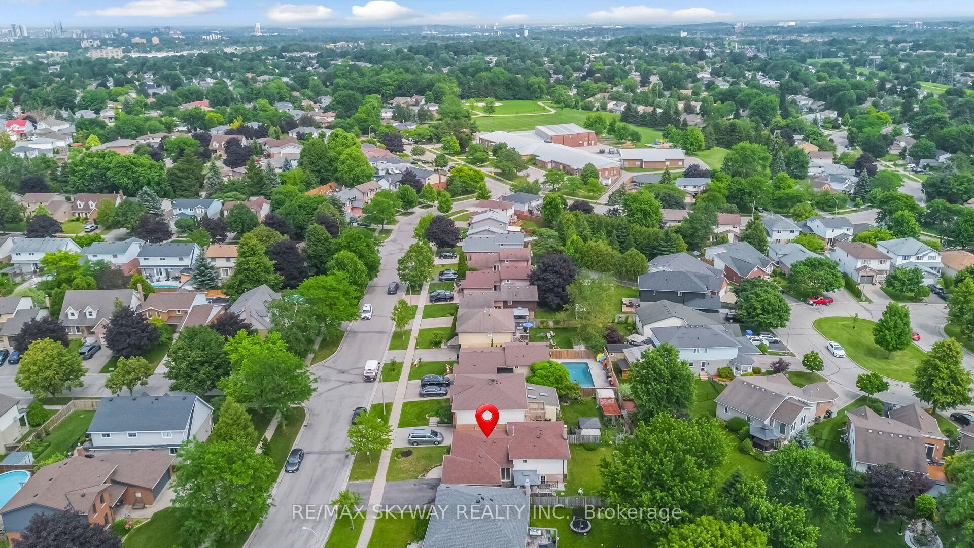 Photo 4 of 42 Newbury Drive, Kitchener, Forest Heights — HOMEH