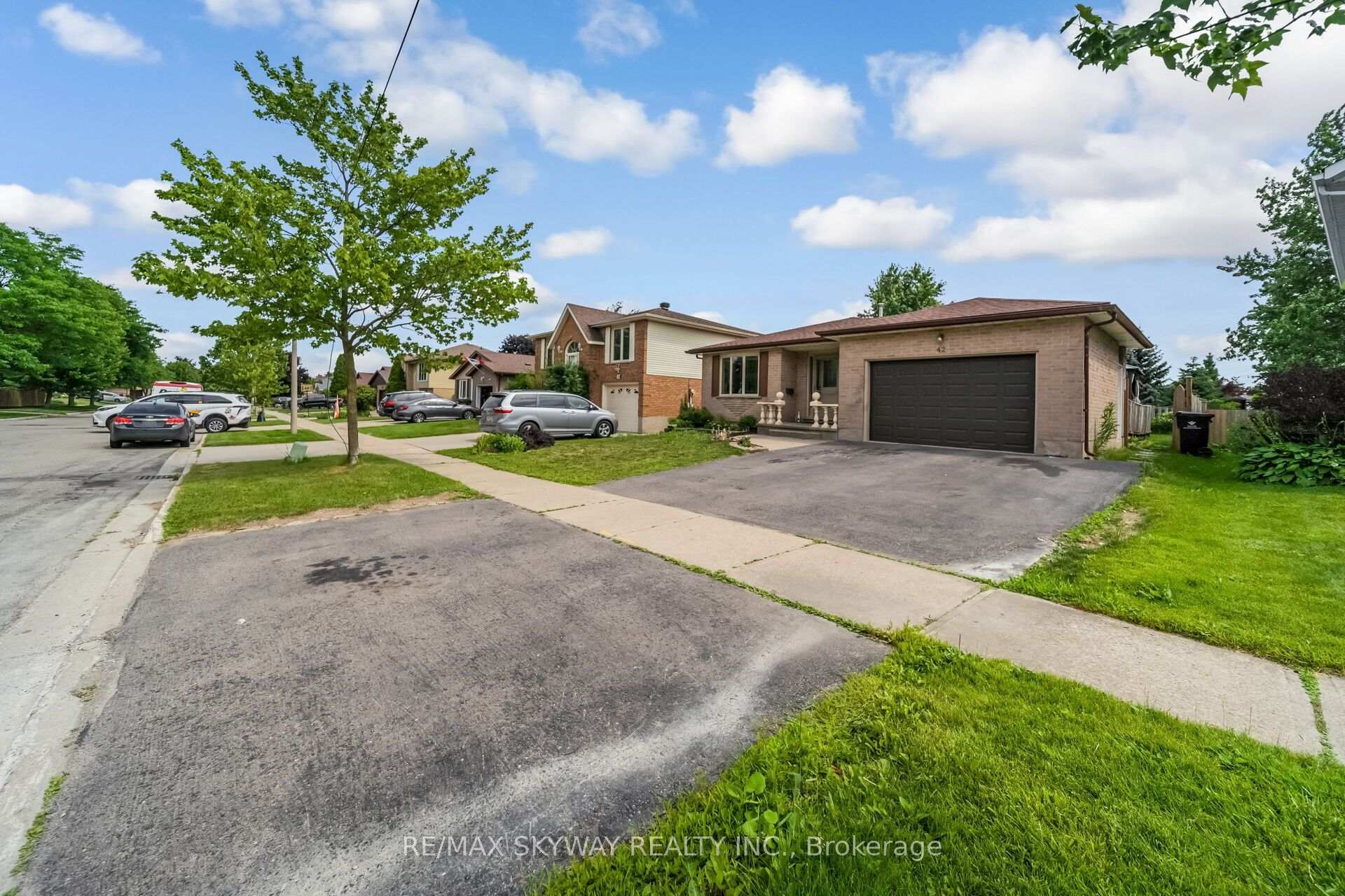 Photo 5 of 42 Newbury Drive, Kitchener, Forest Heights — HOMEH