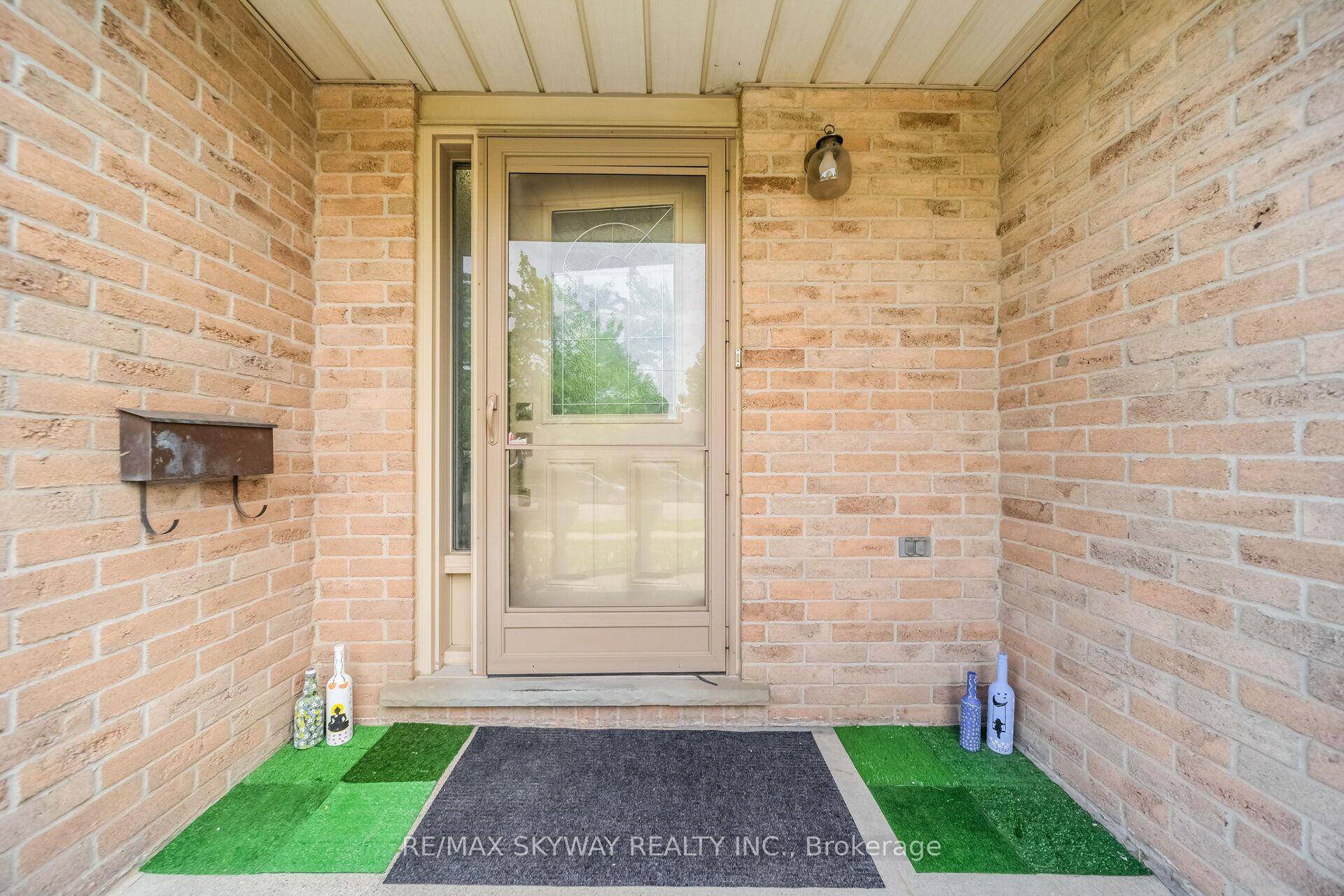 Photo 6 of 42 Newbury Drive, Kitchener, Forest Heights — HOMEH