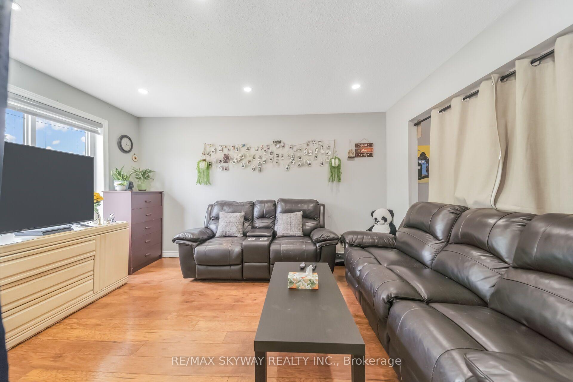 Photo 9 of 42 Newbury Drive, Kitchener, Forest Heights — HOMEH